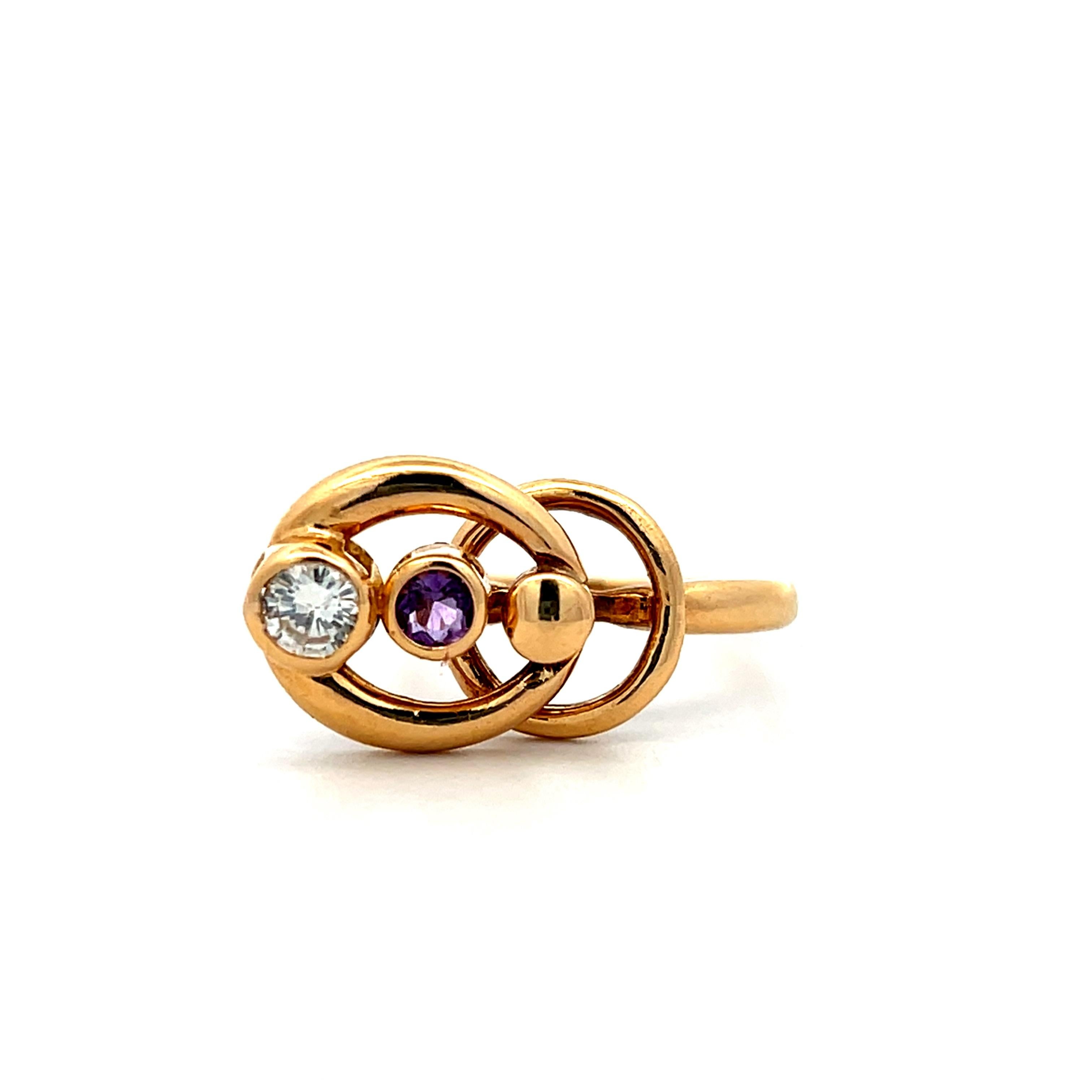 Cette bague vintage en or jaune 18 carats présente un mouvement de cercle torsadé unique, avec une améthyste ronde offrant une touche de couleur vibrante. Sous l'améthyste se trouve un diamant rond de taille brillant, d'environ 0,22 carats, de