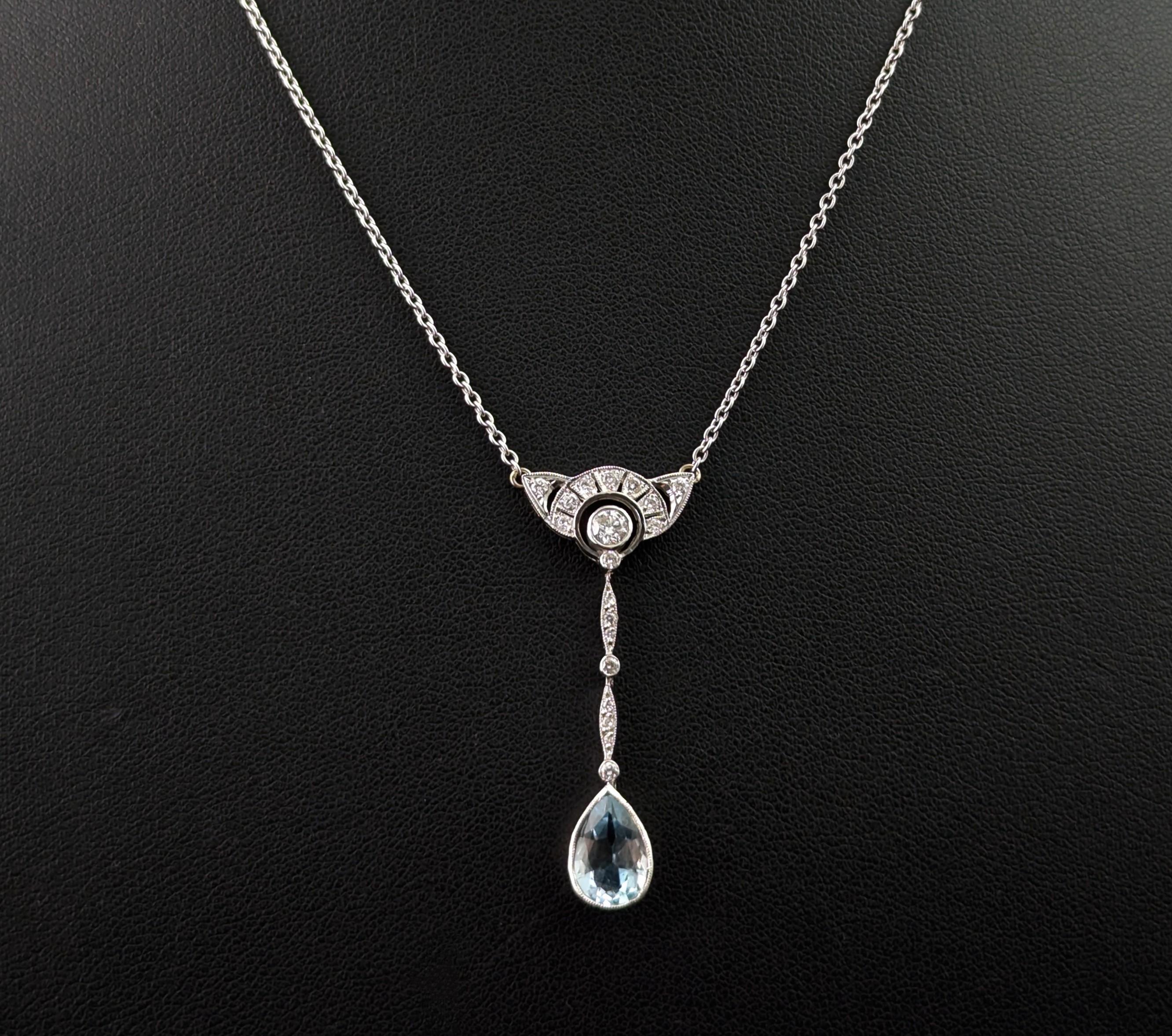 Vintage Diamond and Aquamarine pendant, 18k white gold In Good Condition For Sale In NEWARK, GB