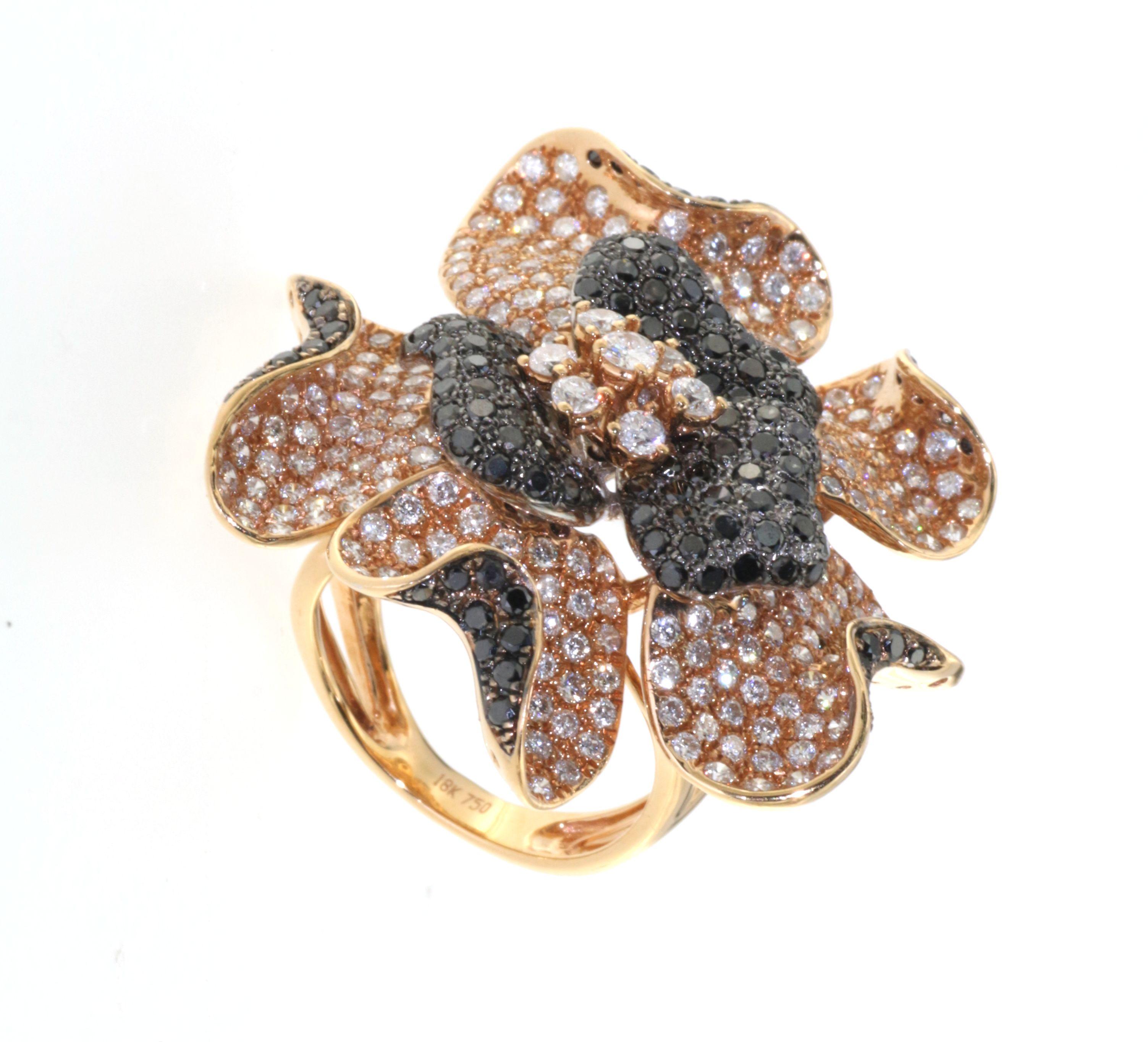 Dive into the realm of opulence and artistic beauty with this vintage-inspired flower ring. Masterfully crafted in 18 Karat rose gold, this unique piece is a harmonious blend of classic elegance and modern aesthetics.

At the heart of this splendid