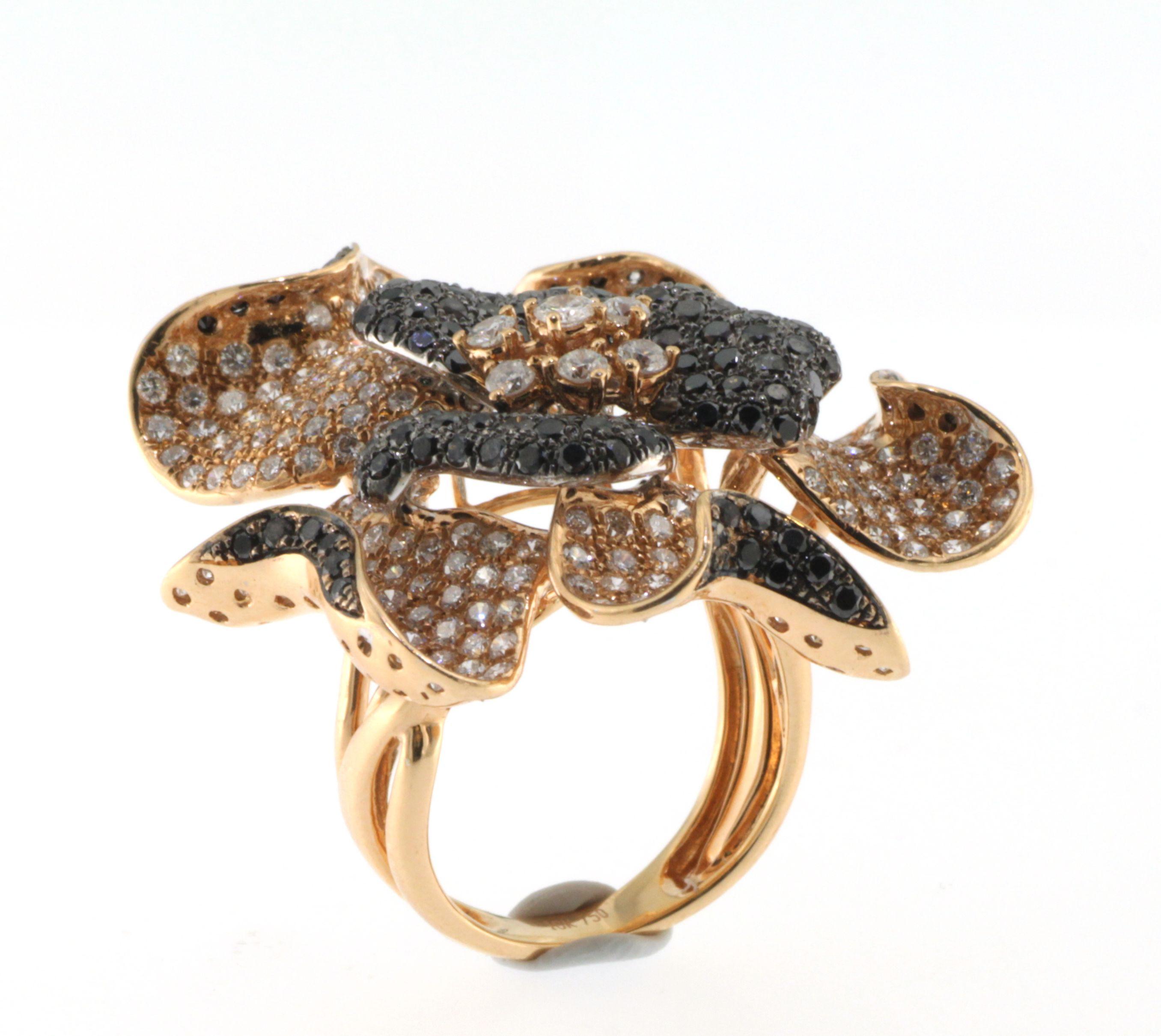 Vintage 5.18Ct Diamond and Black Diamond Flower 18K Gold Ring In New Condition For Sale In Hong Kong, HK
