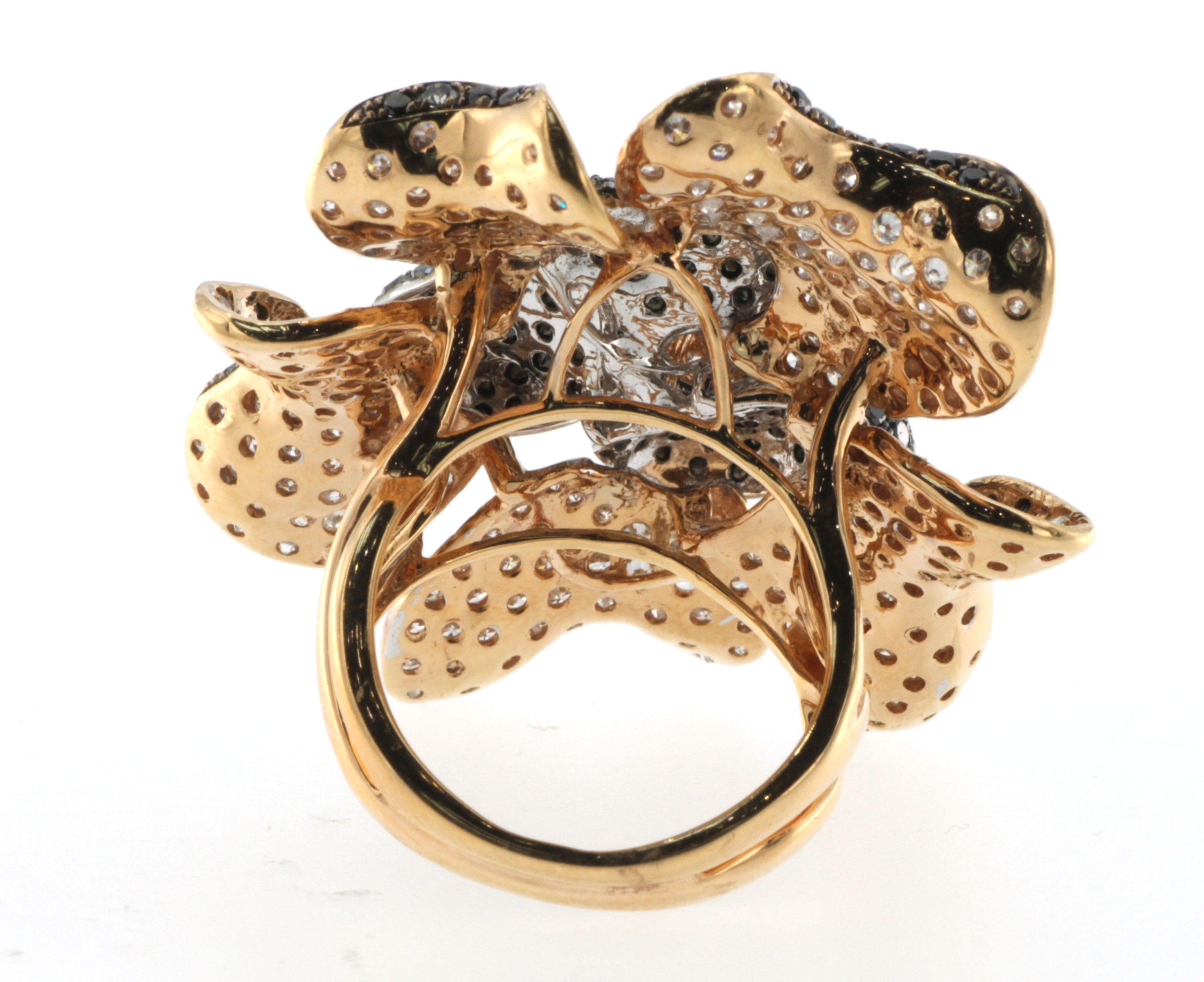 Women's Vintage 5.18Ct Diamond and Black Diamond Flower 18K Gold Ring For Sale