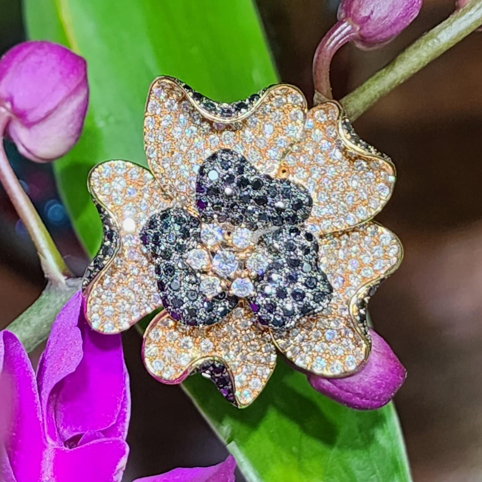 Vintage 5.18Ct Diamond and Black Diamond Flower 18K Gold Ring For Sale 2