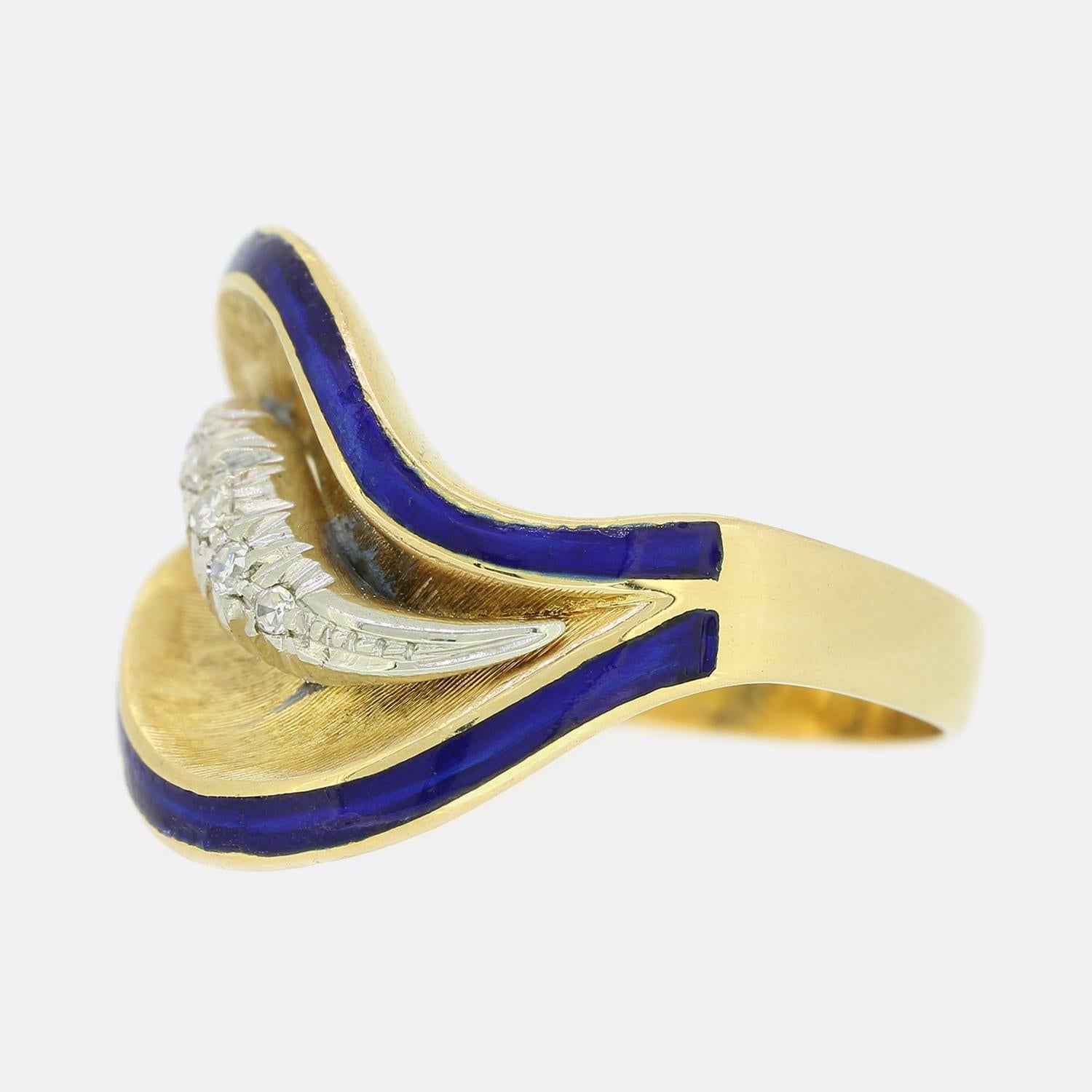 Dies ist ein Vintage 18ct Gelbgold Diamantring. Der Ring ist im Wirbel-Stil gehalten und innerhalb von 2 blauen Emailschichten befinden sich 5 Diamanten im Acht-Schliff, die in Weißgold gefasst sind, um ihr Funkeln zu verstärken.

Zustand: Gebraucht