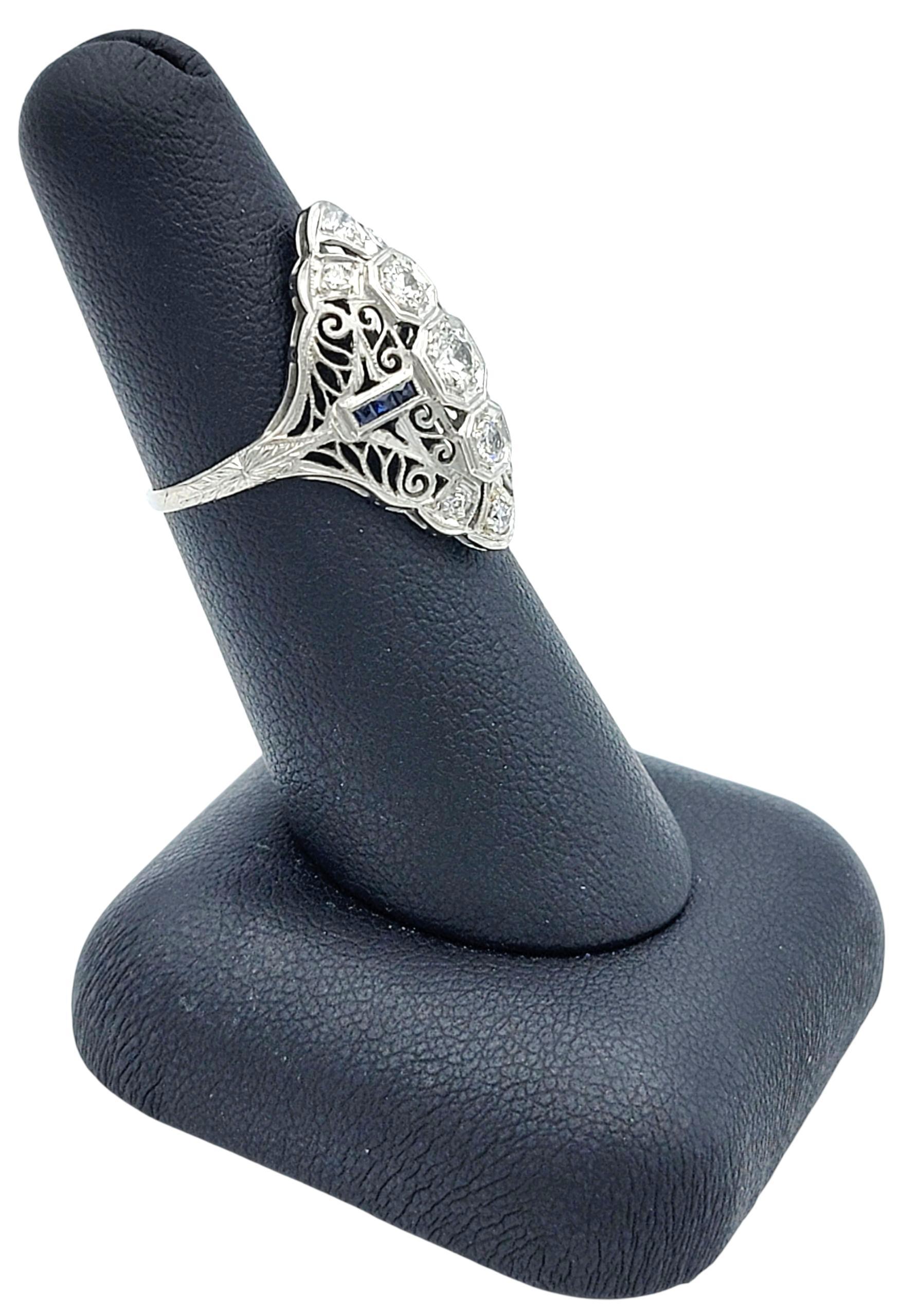 Anillo de cóctel estilo navette vintage de diamantes y zafiros azules en platino en venta 4