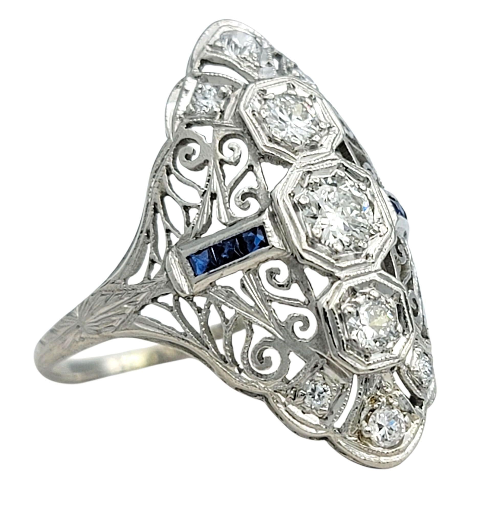 Anillo de cóctel estilo navette vintage de diamantes y zafiros azules en platino Art Decó en venta