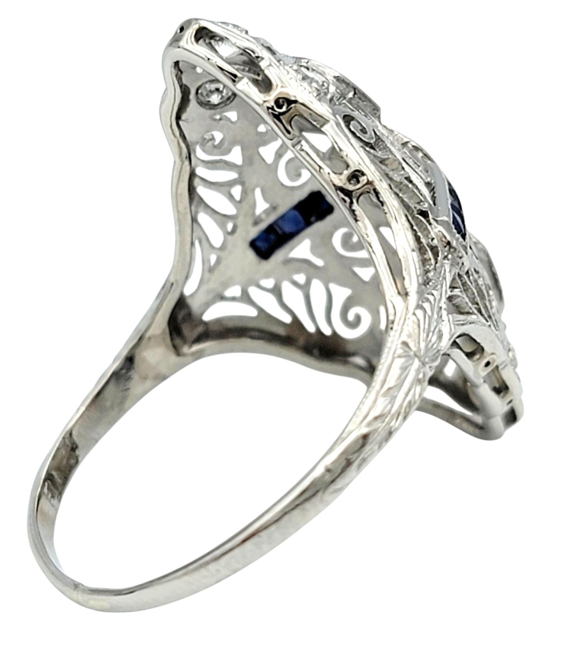 Anillo de cóctel estilo navette vintage de diamantes y zafiros azules en platino Corte europeo antiguo en venta