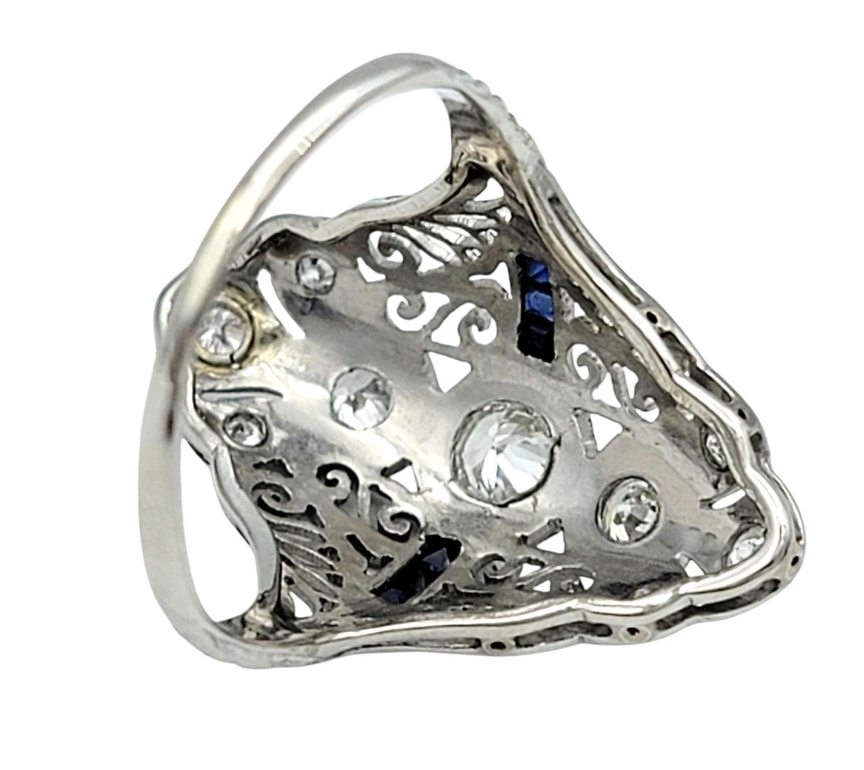 Anillo de cóctel estilo navette vintage de diamantes y zafiros azules en platino en Excelente estado para la venta en Scottsdale, AZ