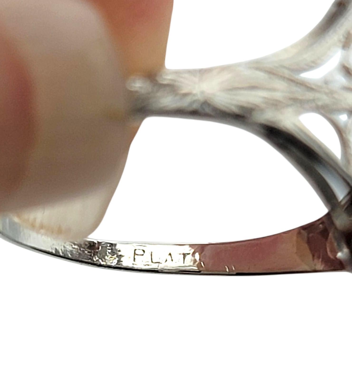 De las mujeres Anillo de cóctel estilo navette vintage de diamantes y zafiros azules en platino en venta