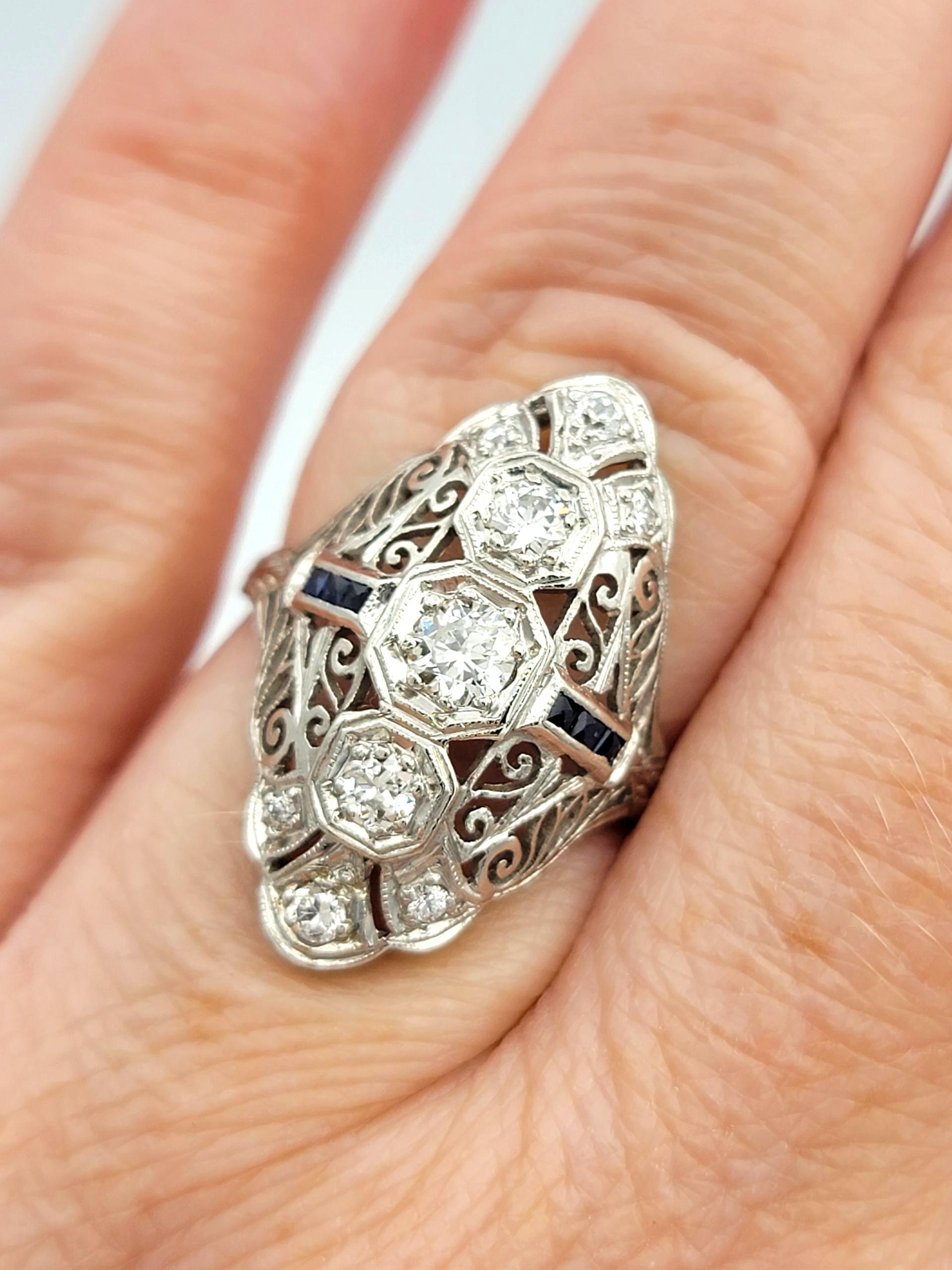 Anillo de cóctel estilo navette vintage de diamantes y zafiros azules en platino en venta 1