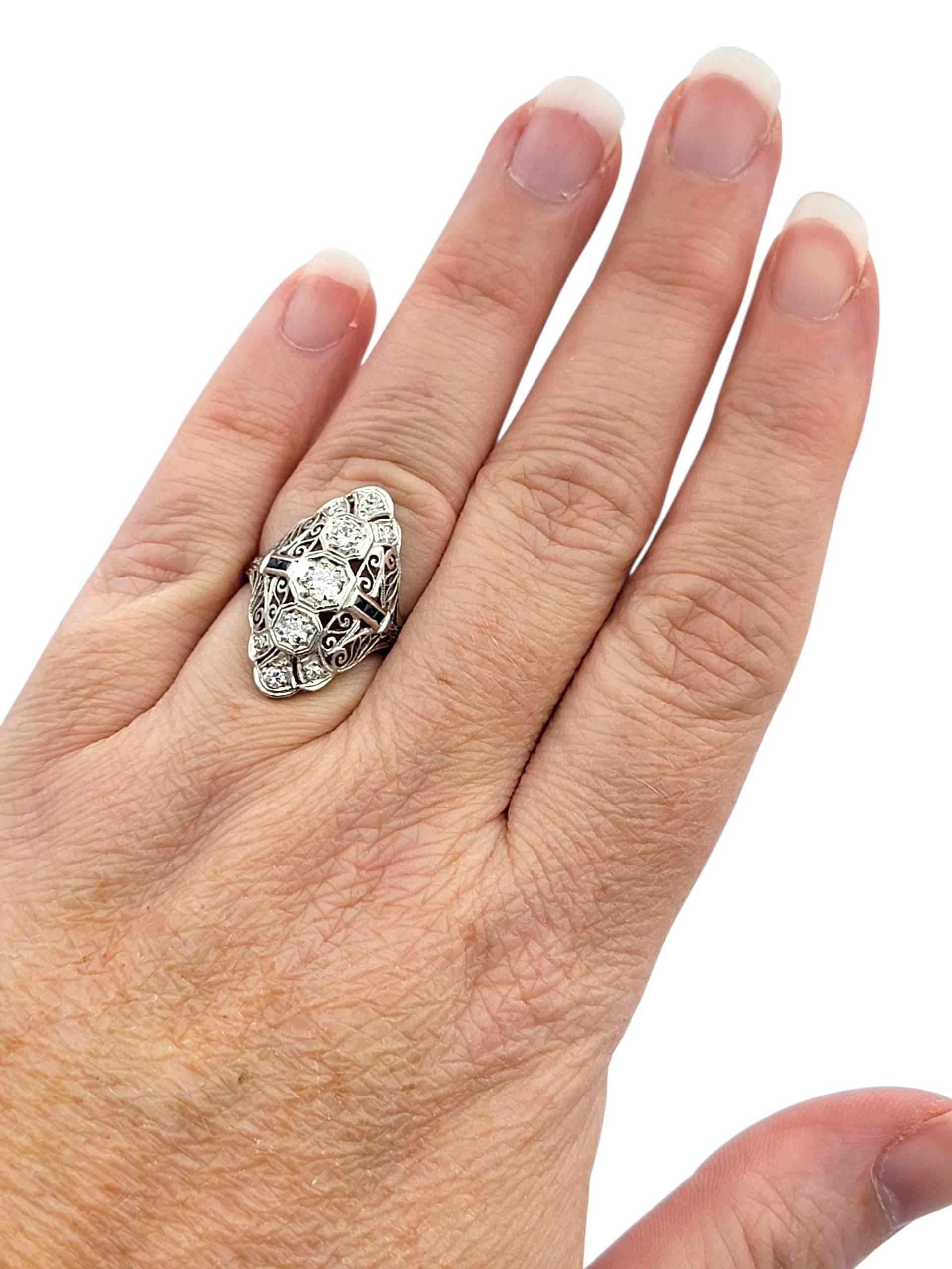 Anillo de cóctel estilo navette vintage de diamantes y zafiros azules en platino en venta 2