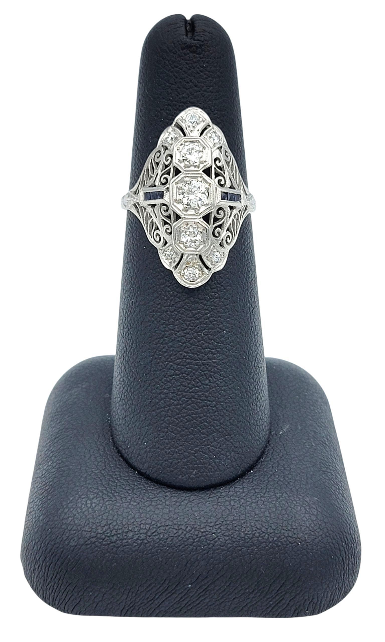 Anillo de cóctel estilo navette vintage de diamantes y zafiros azules en platino en venta 3