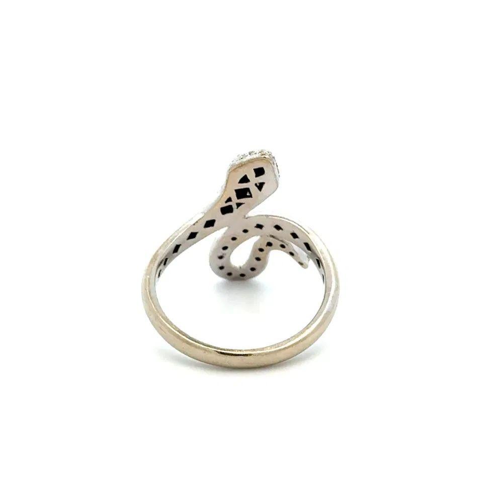 Vintage Diamond and Emerald Eyes Serpent Snake Gold Ring In Excellent Condition For Sale In Montreal, QC