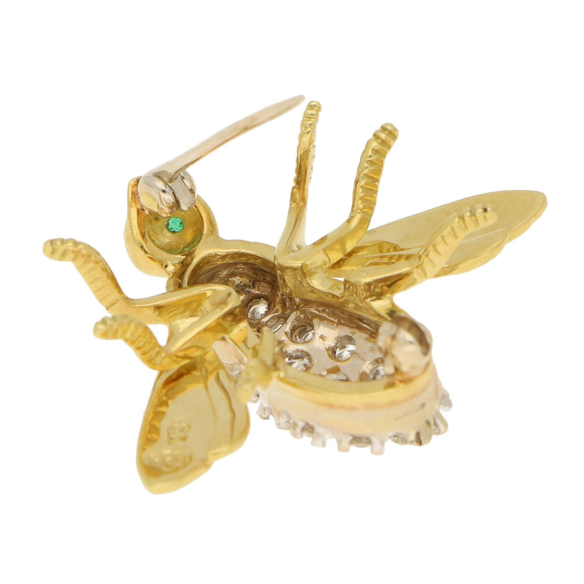 Vintage Diamond and Emerald Insect Brooch Set in 18k Yellow and White Gold In Good Condition For Sale In London, GB