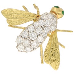 Broche vintage croisée en or jaune et blanc 18 carats sertie de diamants et d'émeraudes