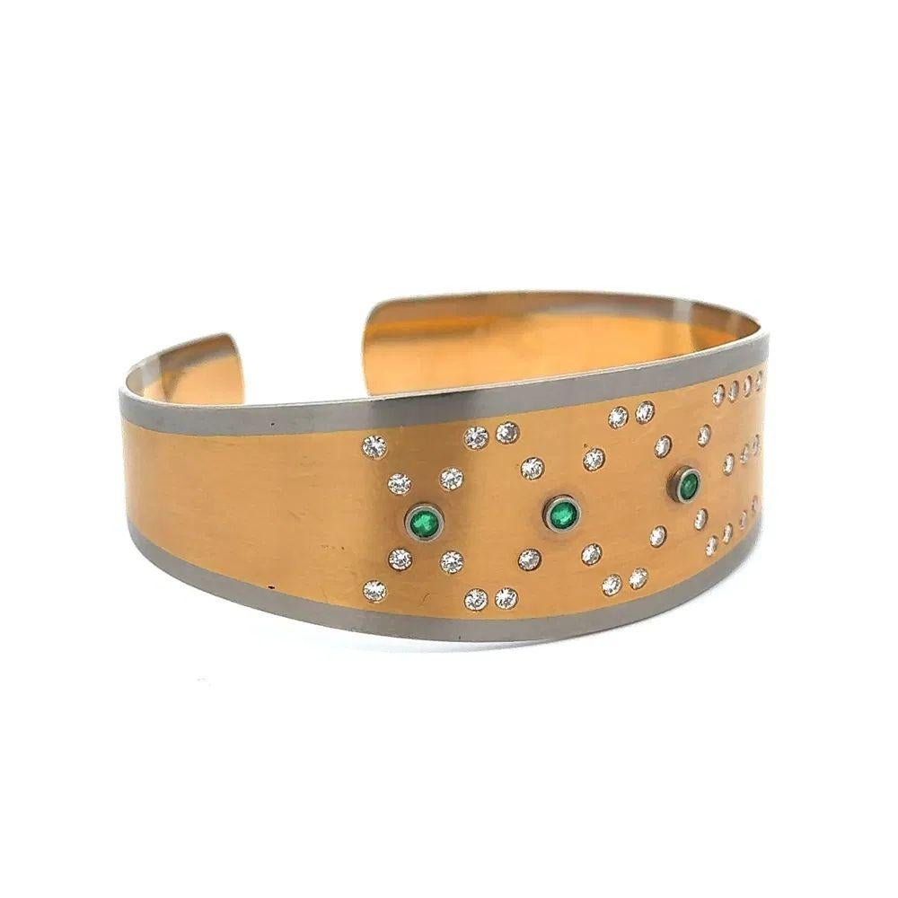 Semplicemente bello, elegante e finemente dettagliato Bracciale in palladio e oro con diamanti e smeraldi. Realizzato a mano in palladio e oro giallo 18 carati. Centratura incastonata a mano 0,80tcw di diamanti rotondi taglio Brilliante e 0,30tcw di