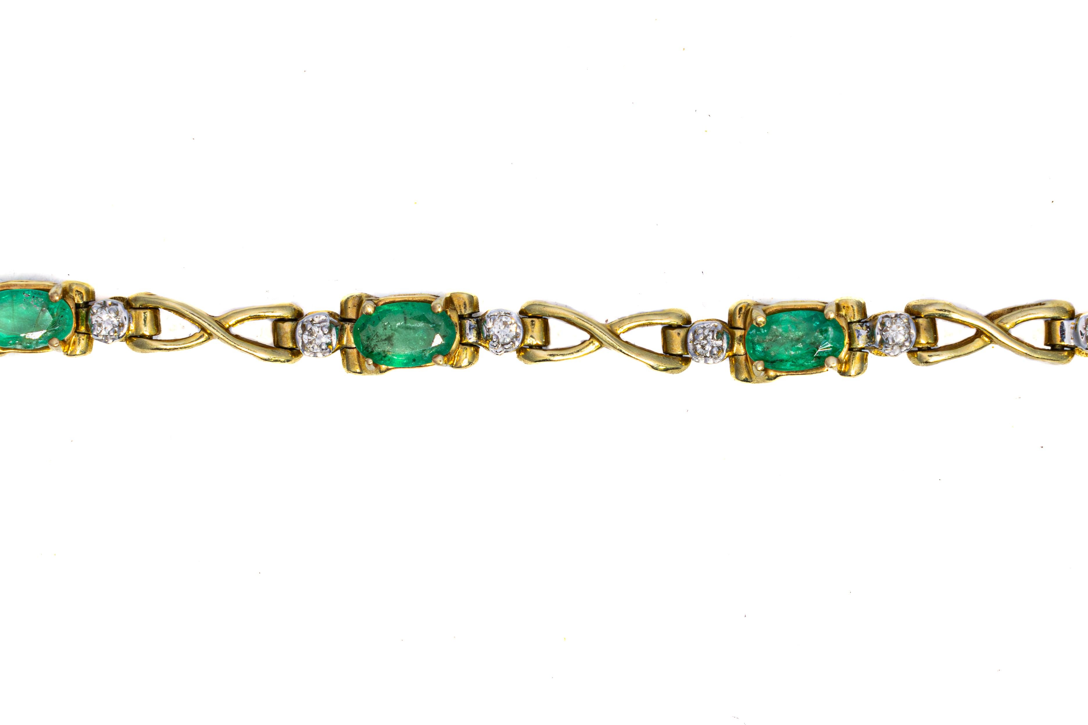 Bracelet vintage à maillons en diamants et émeraudes

Cet élégant bracelet vintage présente un motif rythmique d'émeraudes de forme ovale entrecoupées de diamants ronds, sertis dans un gracieux maillon en or jaune 14K. La teinte verte vive des