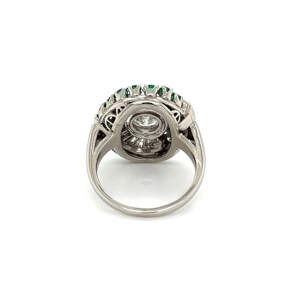 Vintage Diamond and Emerald Platinum Retro Cocktail Ring In Excellent Condition For Sale In Montreal, QC