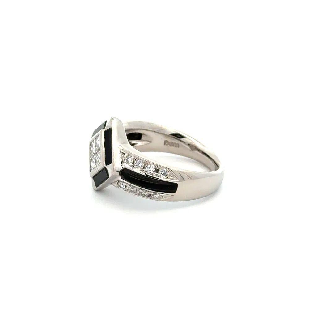 Vintage Diamond and Onyx Cocktail Platinum Ring In Excellent Condition In Montreal, QC