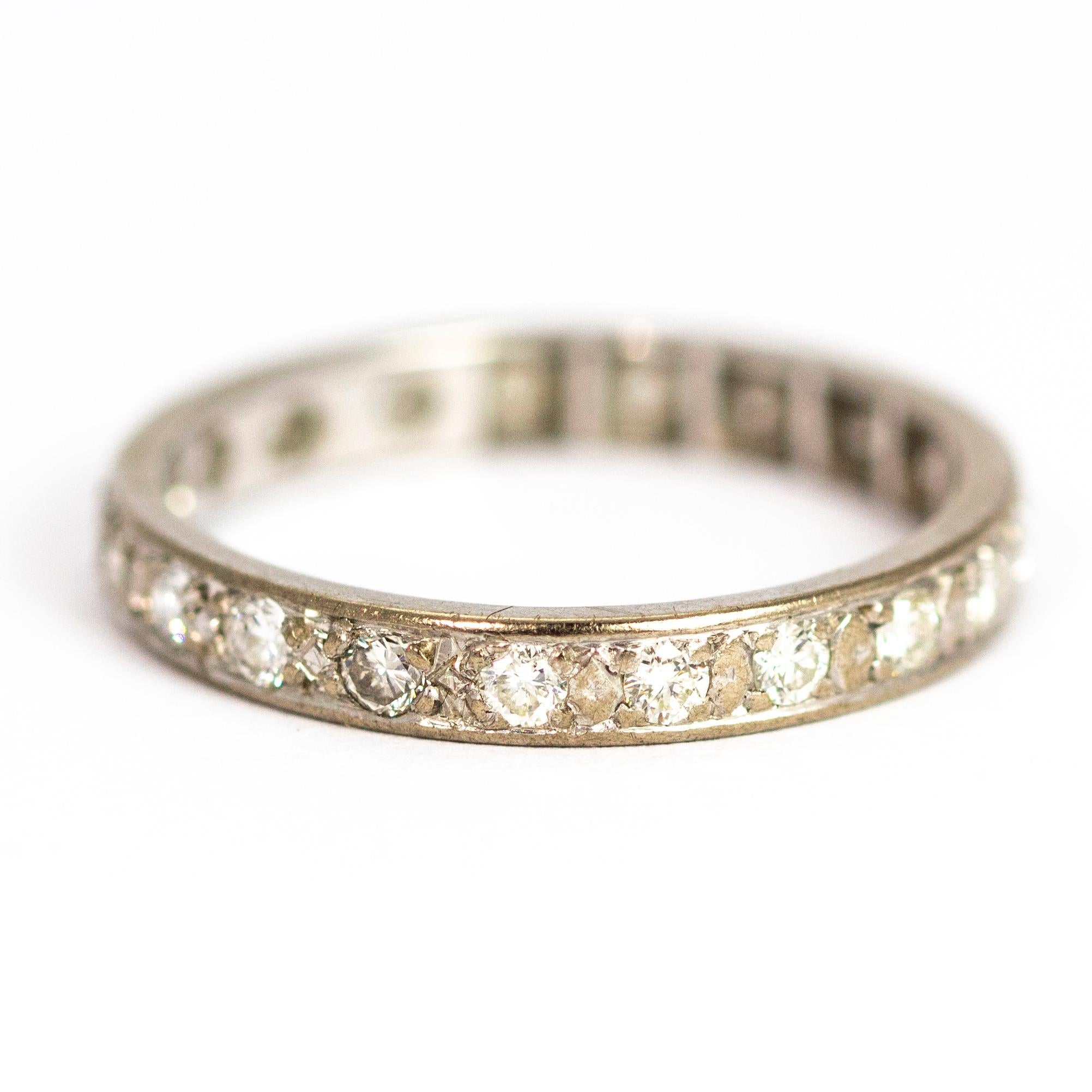 Dieses wunderbare Volldiamanten-Ewigkeitsband enthält insgesamt etwa 1,5 Karat Diamanten. Modelliert in Platin.

Ring Größe: T oder 9 1/2
Breite des Bandes: 3,2 mm
