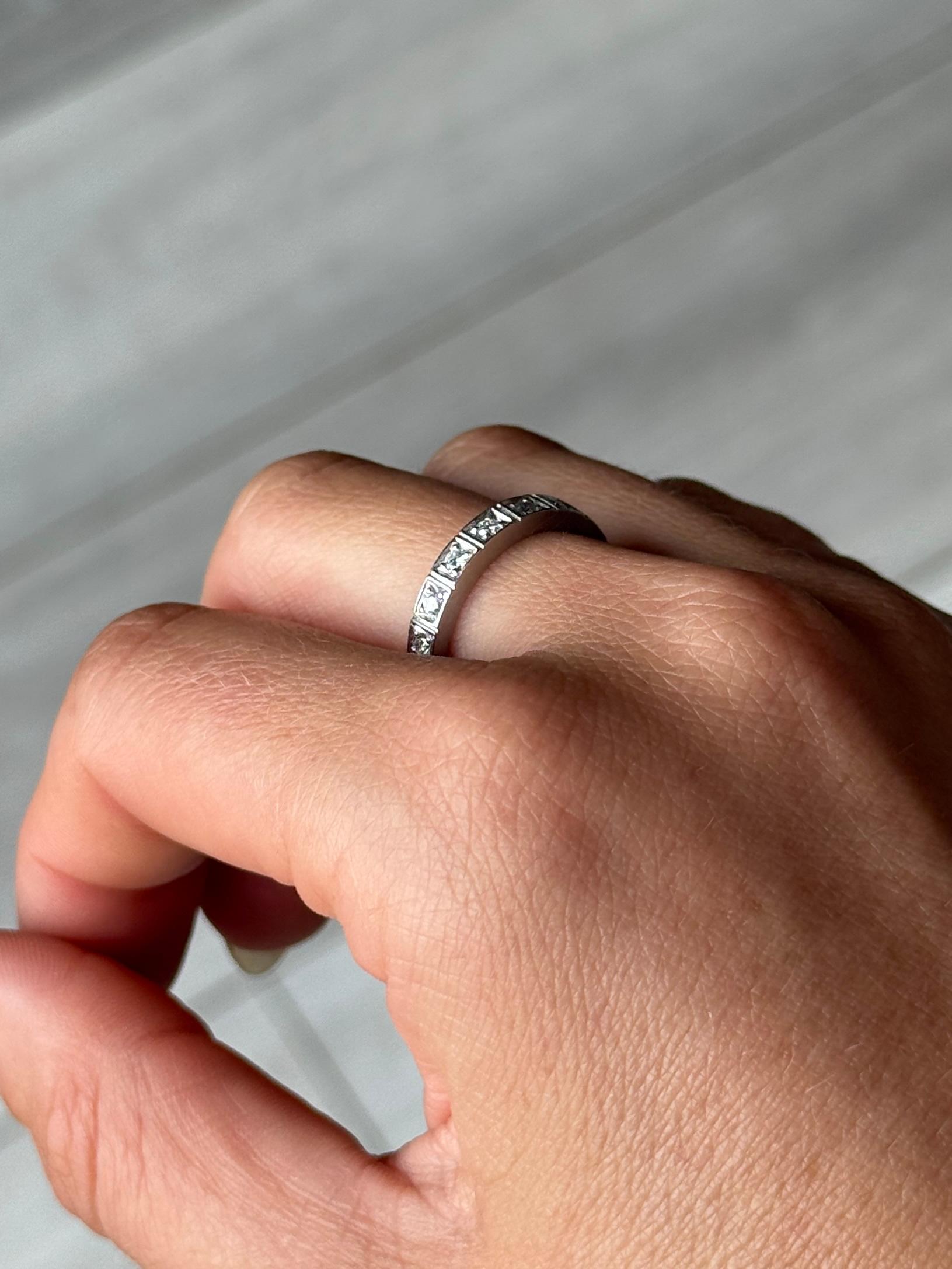 Questa fascia è realizzata in platino con diamanti incastonati. Il totale dei diamanti di questa fascia è di 64pts.

Misura dell'anello: L 1/2 o 6 
Larghezza della banda: 3 mm 

Peso: 4.8 g