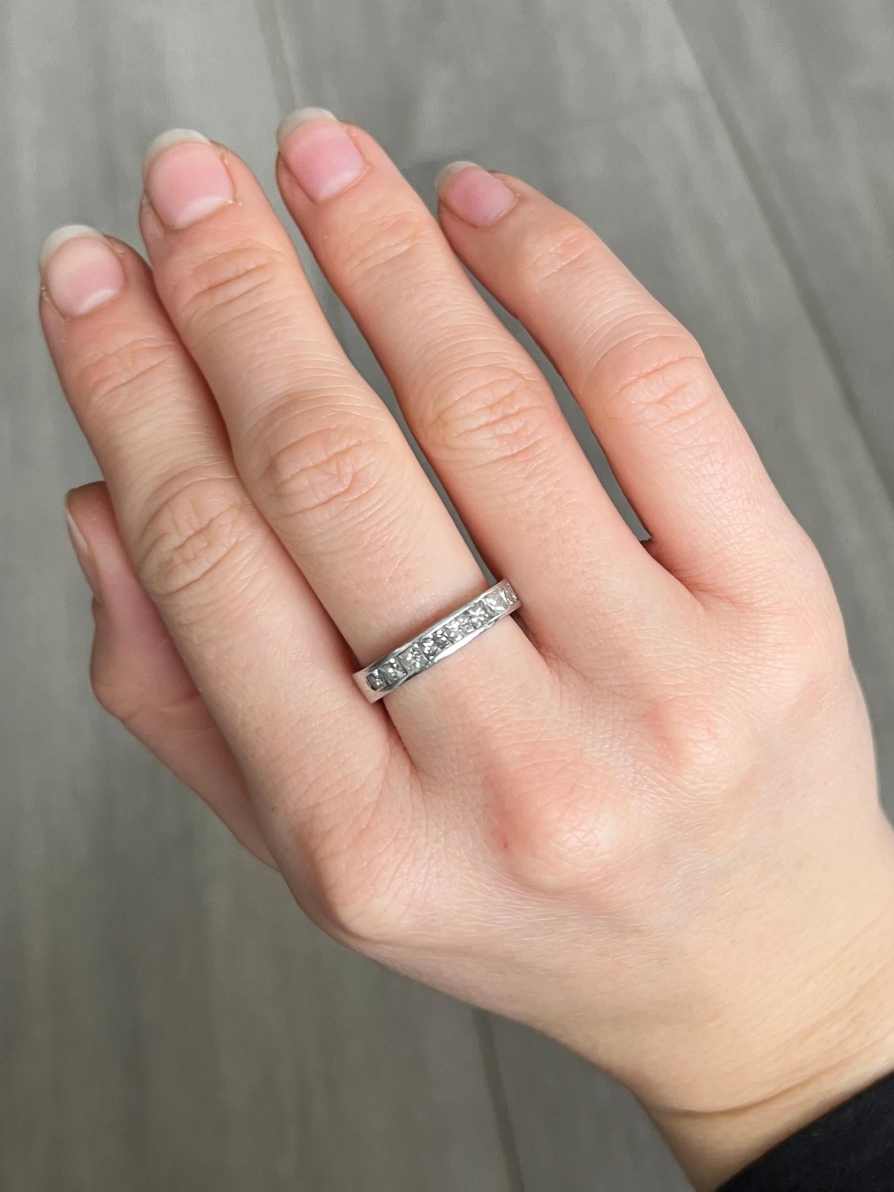 Halb-Eternity-Ring aus Diamant und Platin (Carréschliff) im Angebot