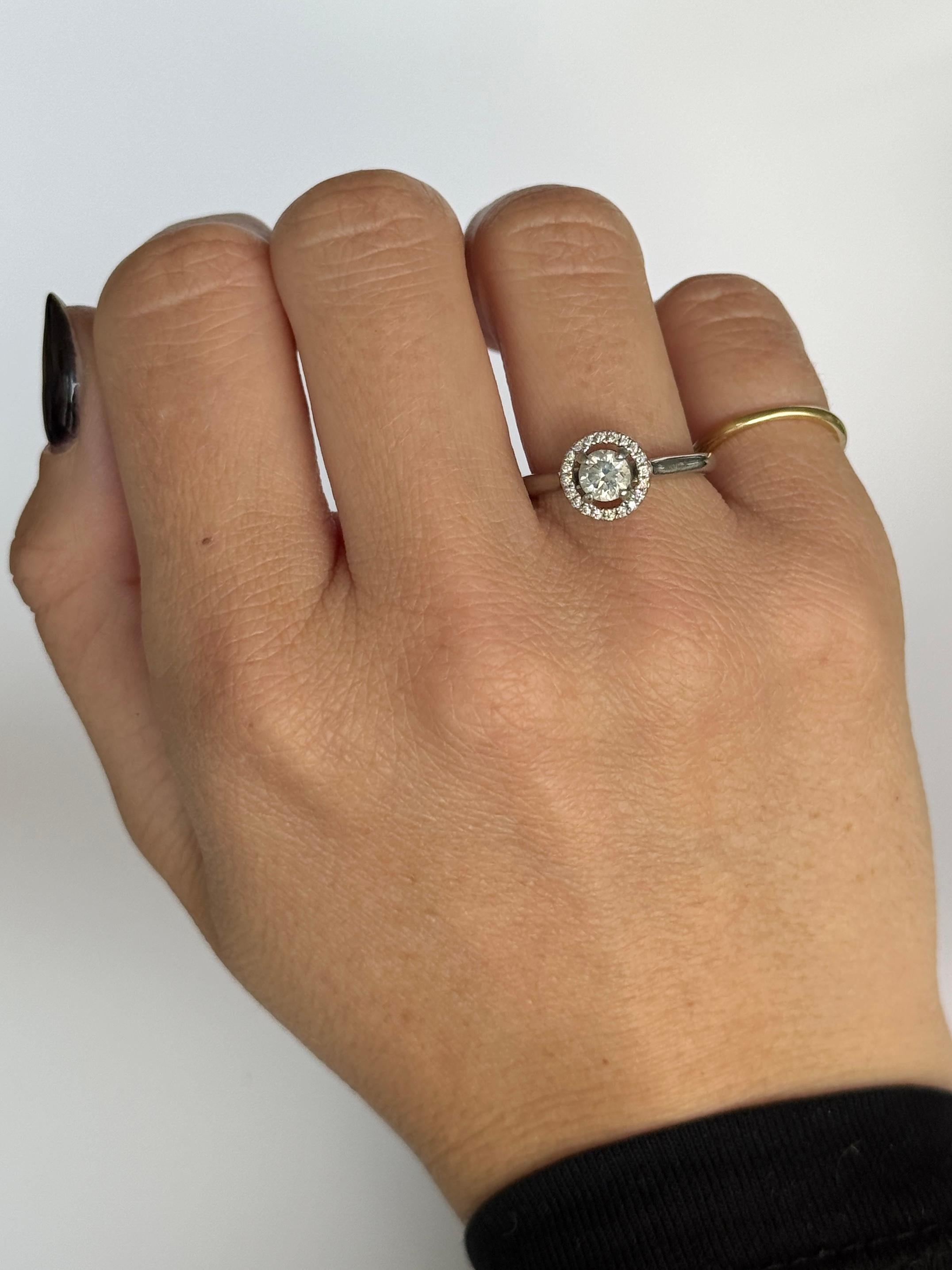 Vintage Diamond and Platinum Halo Solitaire Ring (Rundschliff) im Angebot