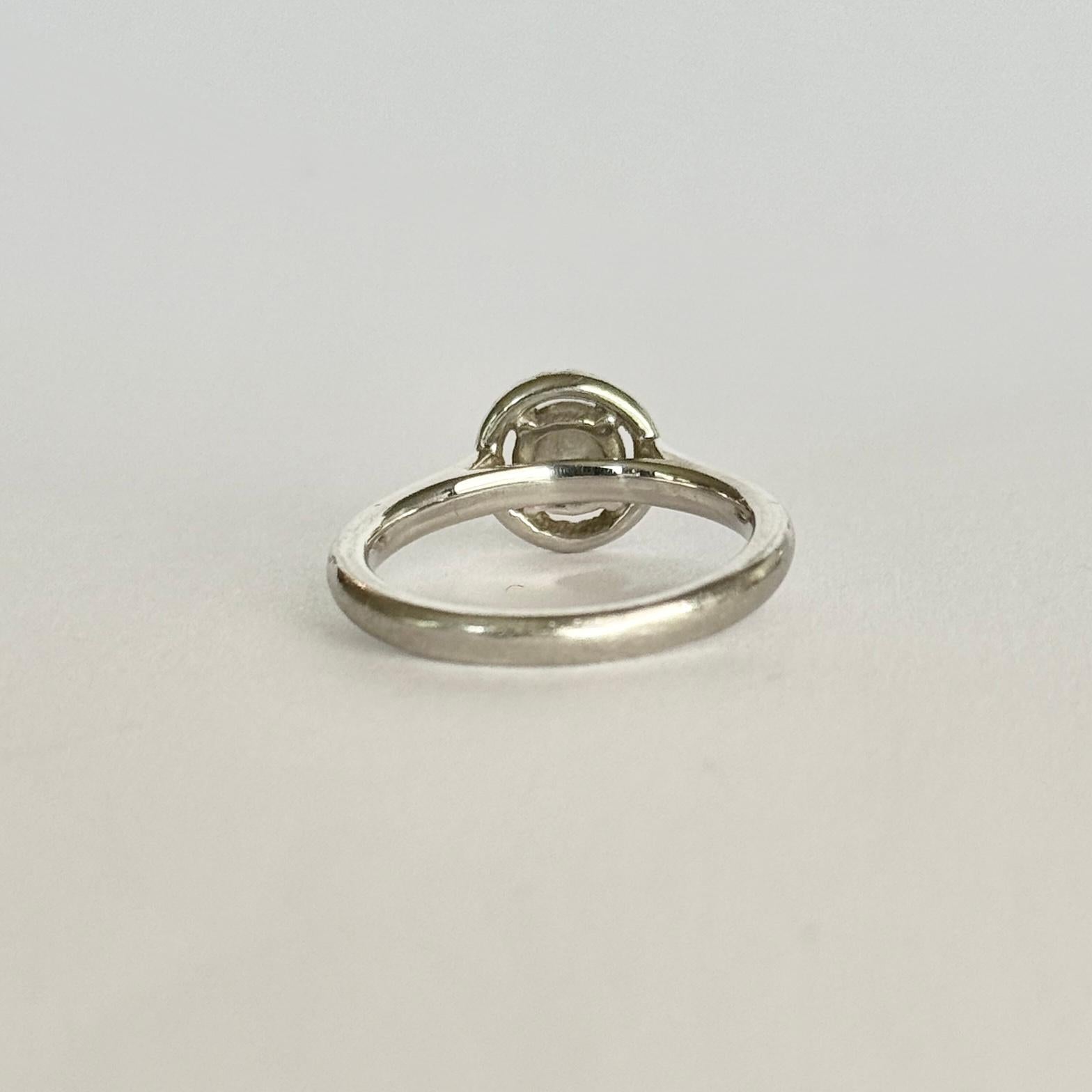Vintage Diamond and Platinum Halo Solitaire Ring im Zustand „Gut“ im Angebot in Chipping Campden, GB