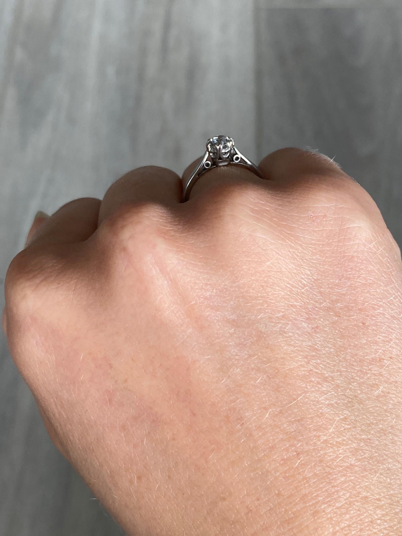 Der Diamant in diesem Ring misst 50 pts. Der Stein hat einen wunderbaren Glanz. Der Ring ist aus Platin modelliert. 

Ring Größe: L oder 5 3/4
Höhe ohne Finger: 5,5 mm

Gewicht: 2.1g