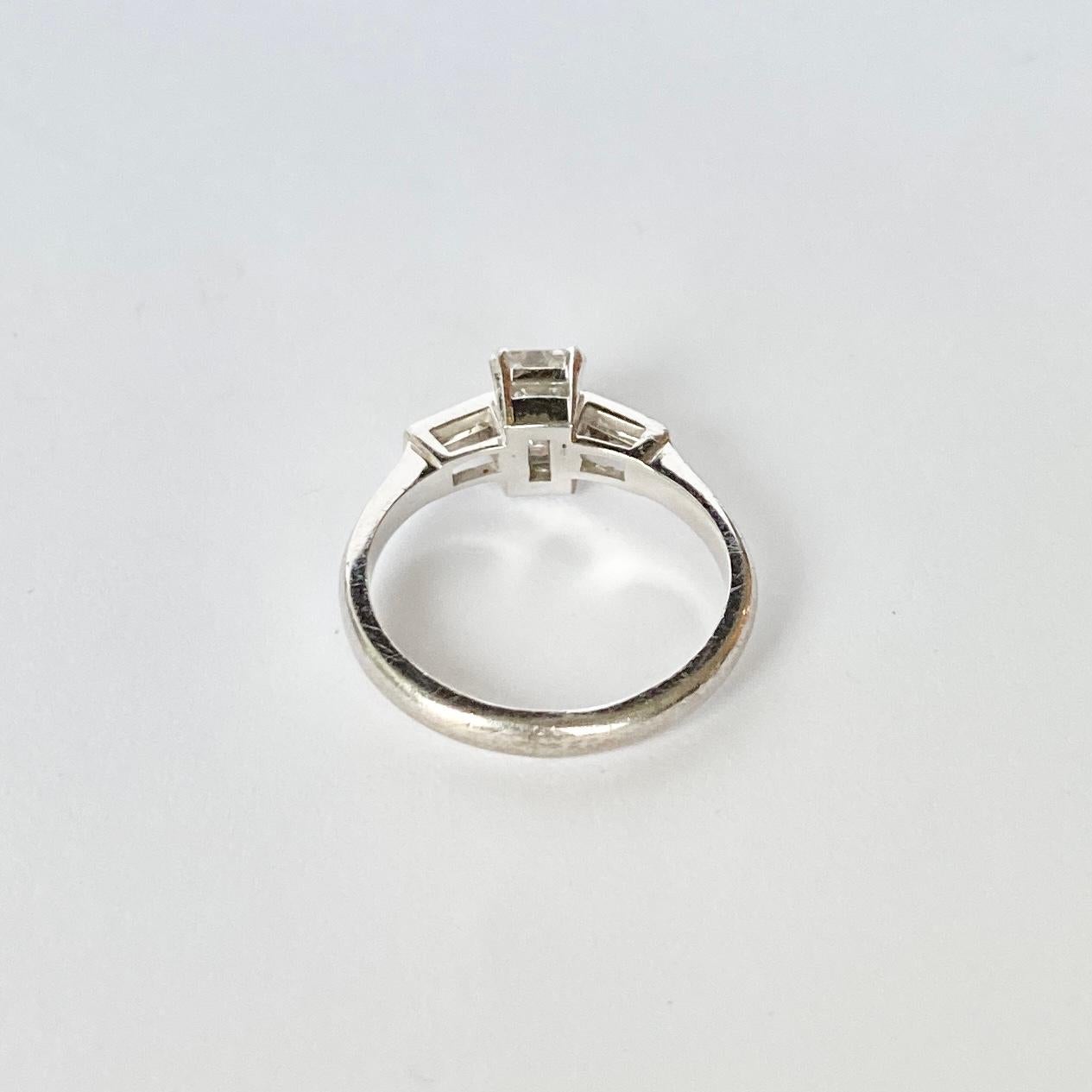 Solitär-Ring aus Diamant und Platin (Smaragdschliff) im Angebot