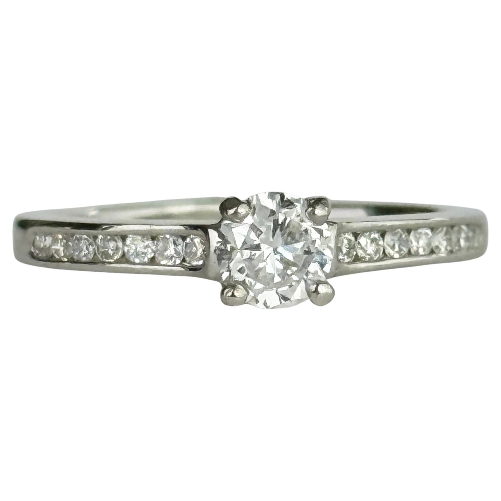 Anello solitario vintage con diamante e platino