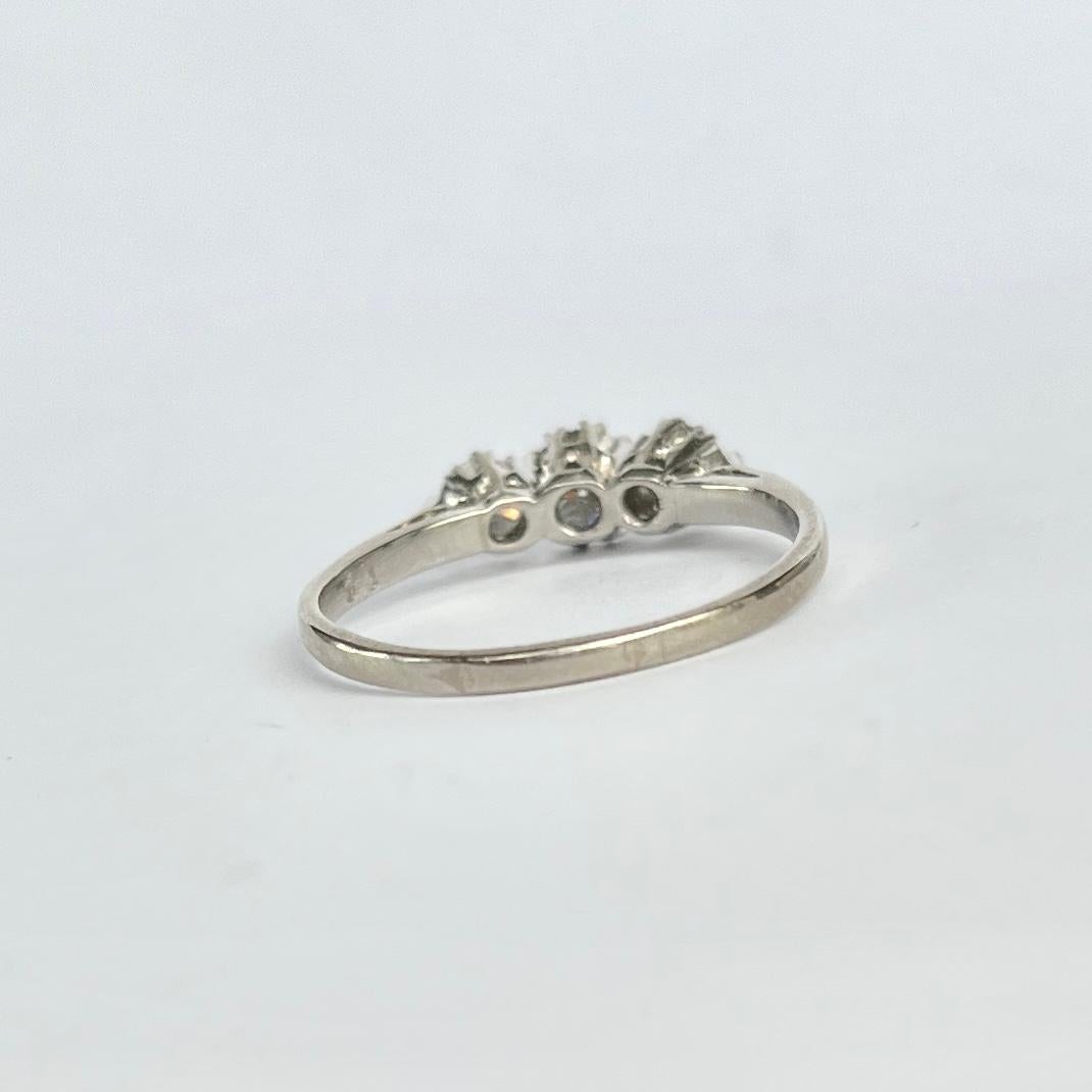 Dreisteiniger Vintage-Ring aus Platin mit Diamanten und Platin im Zustand „Gut“ im Angebot in Chipping Campden, GB