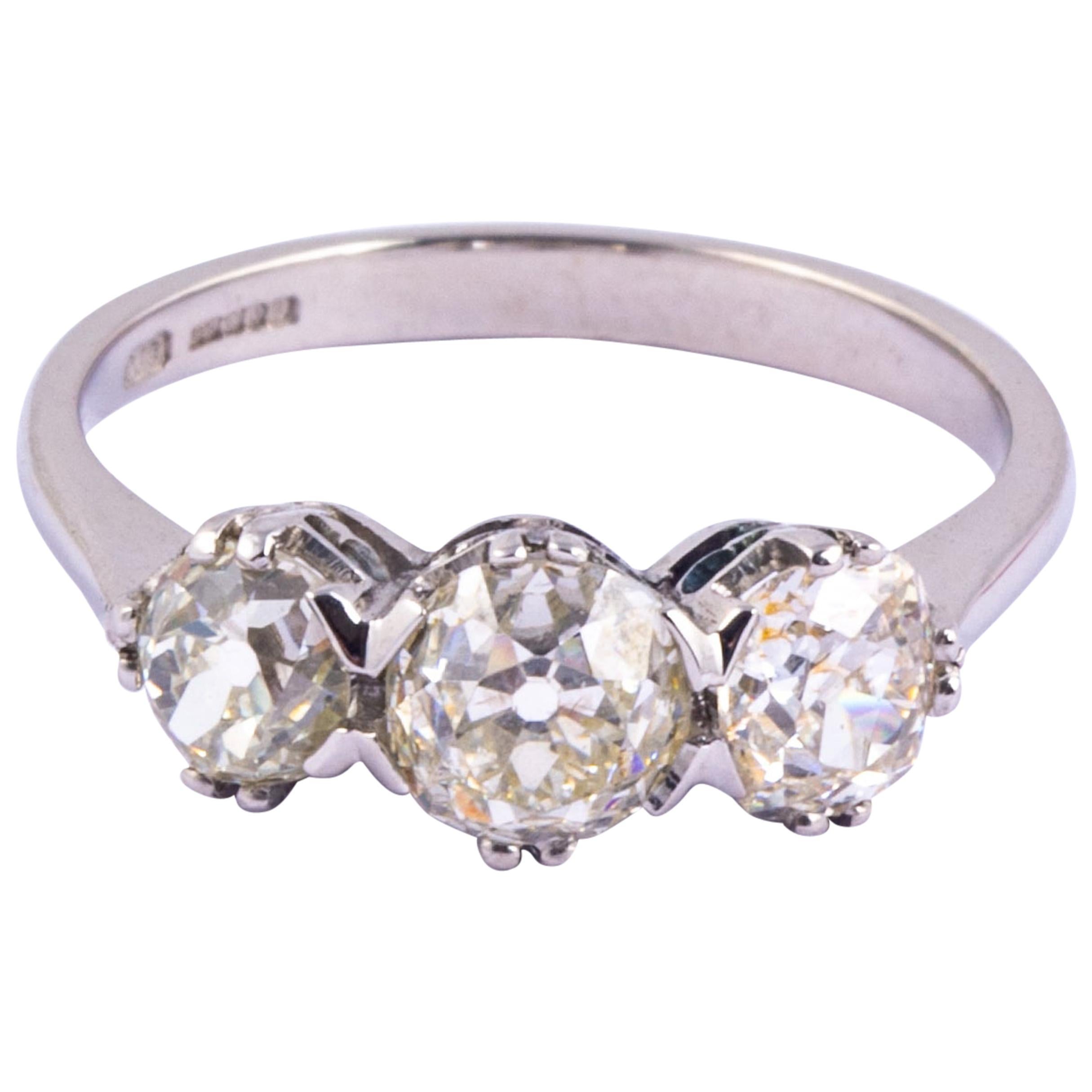 Anillo vintage de diamantes y platino de tres piedras