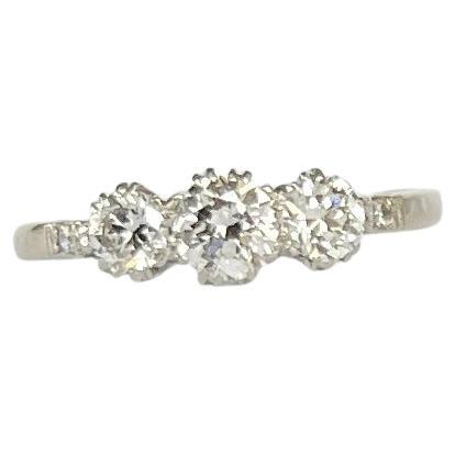 Dreisteiniger Vintage-Ring aus Platin mit Diamanten und Platin im Angebot