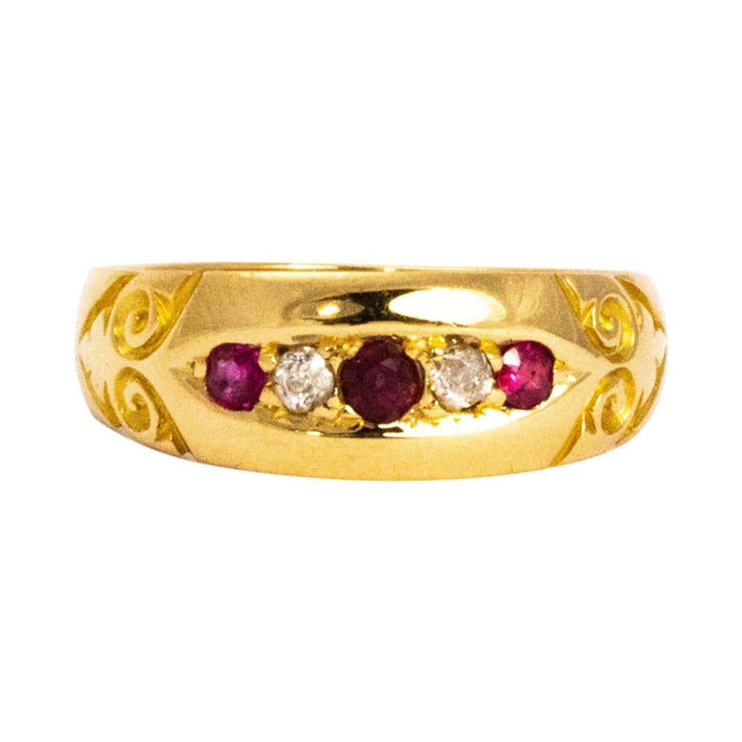 Vintage Diamond and Ruby 18 Carat Gold Ornate Band For Sale at 1stDibs