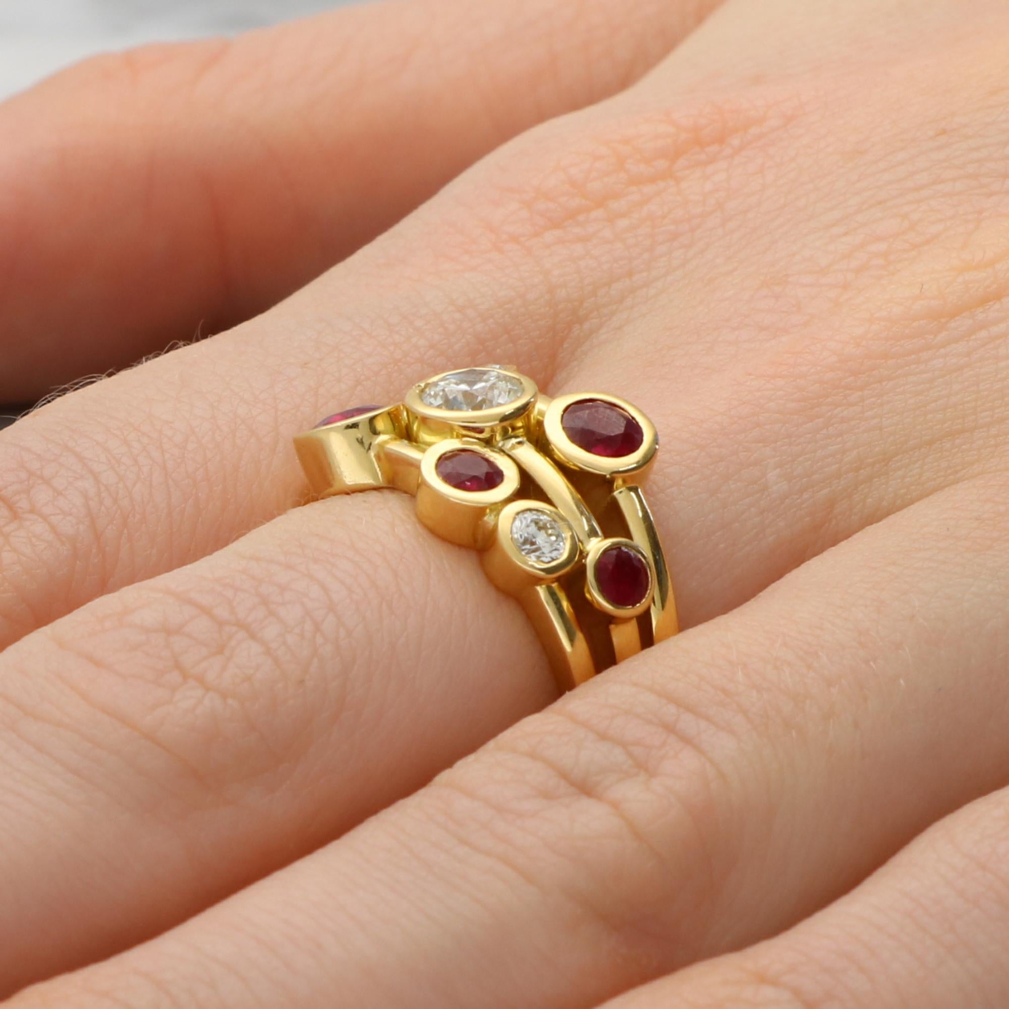 Vintage Diamond and Ruby Bubble Ring in 18k Yellow Gold In Excellent Condition For Sale In London, GB