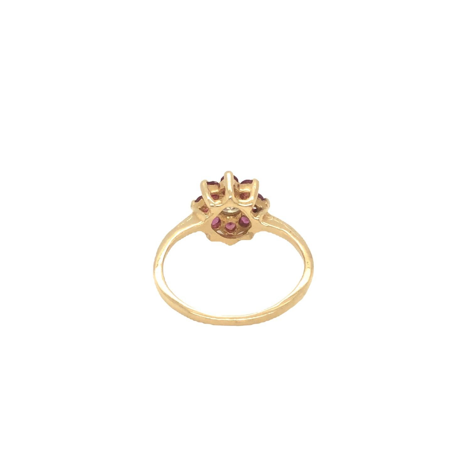Diamant- und Rubin-Cluster-Blumenring aus 14K Gelbgold (Rundschliff)