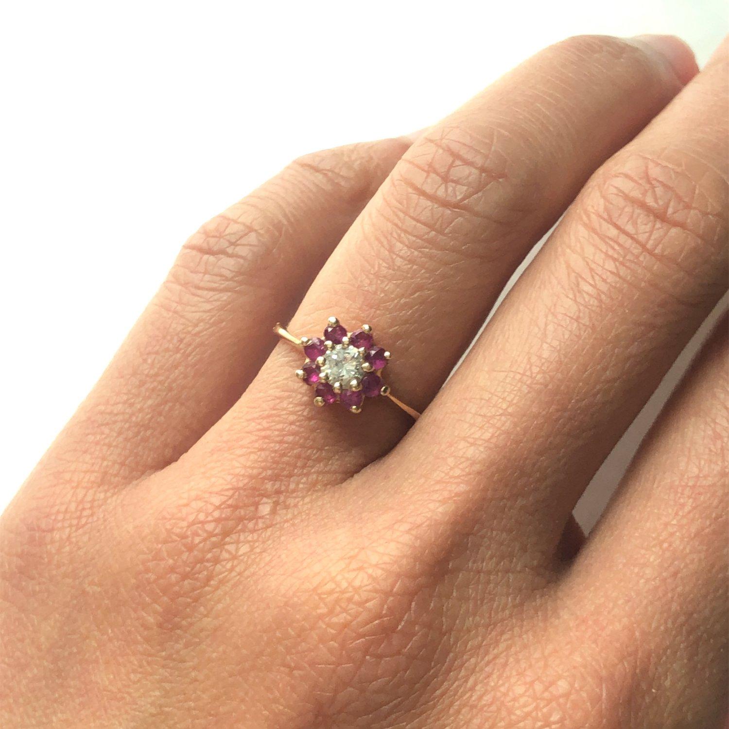 Diamant- und Rubin-Cluster-Blumenring aus 14K Gelbgold für Damen oder Herren