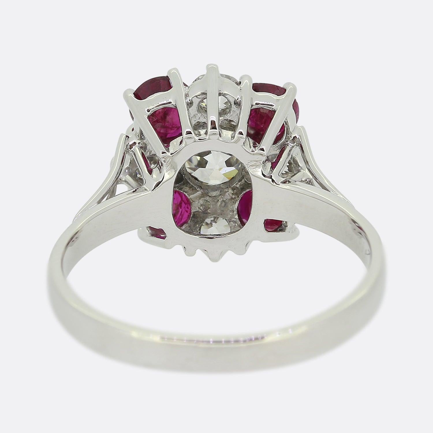 Vintage Diamond and Ruby Cluster Ring In Good Condition For Sale In London, GB