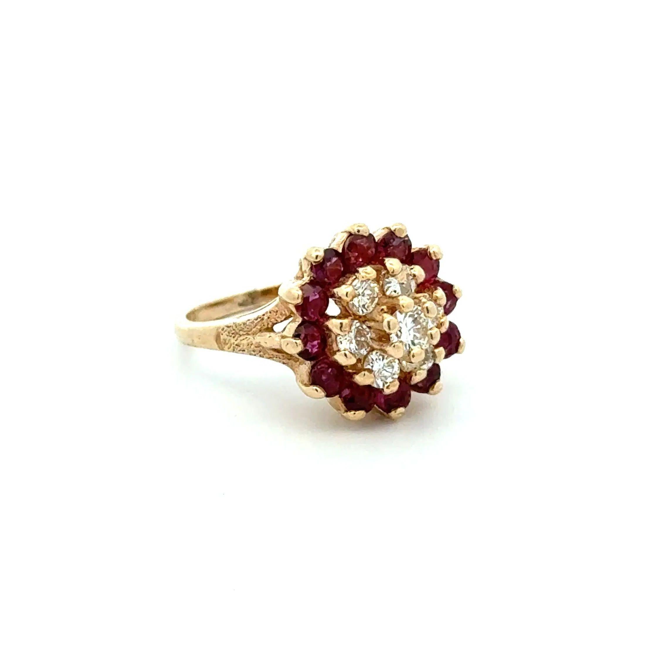 Semplicemente bello! Anello a grappolo in oro con rubini e diamanti. Incastonato a mano con diamanti rotondi taglio Brilliante, per un peso di circa 0,55tcw e rubini, per un peso di circa 0,96tcw. L'anello è realizzato a mano in oro giallo 14K.