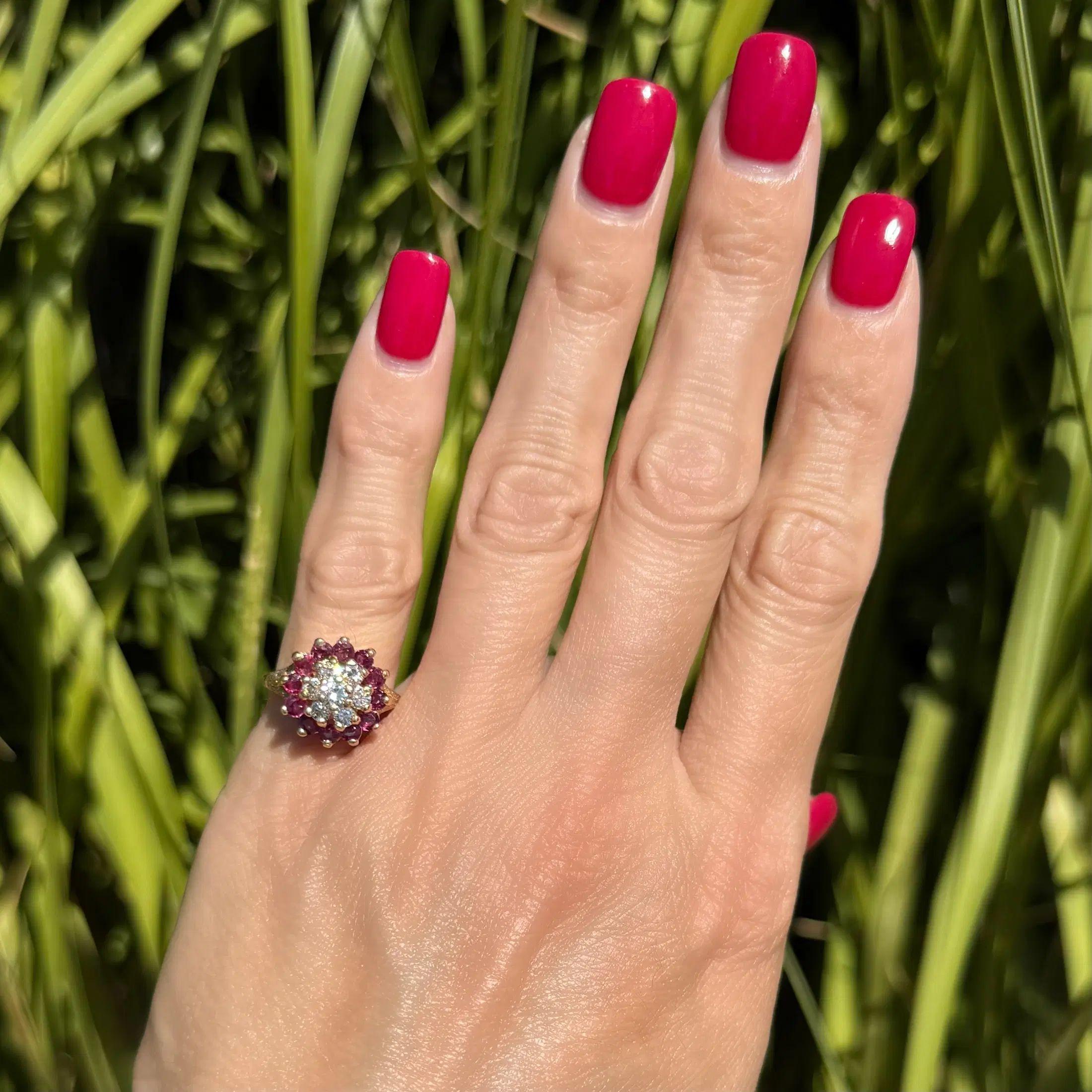 Modernista Anello aureola in oro con diamanti e rubini d'epoca in vendita