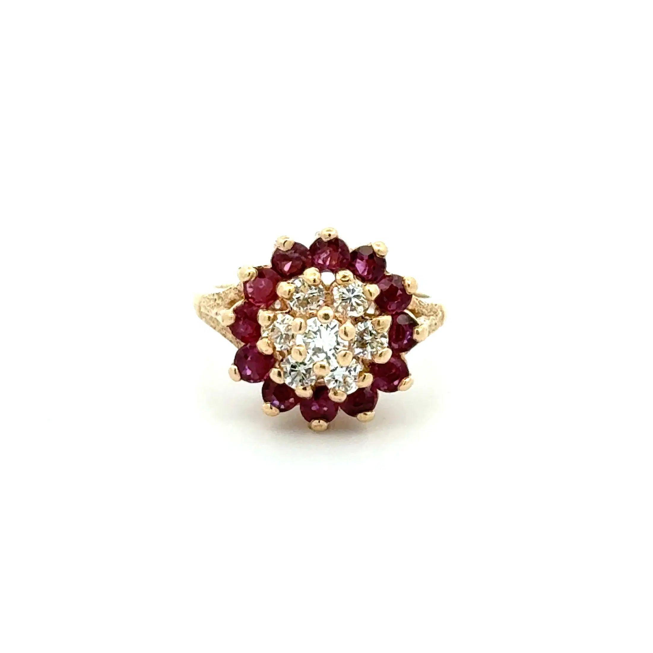 Taglio rotondo Anello aureola in oro con diamanti e rubini d'epoca in vendita