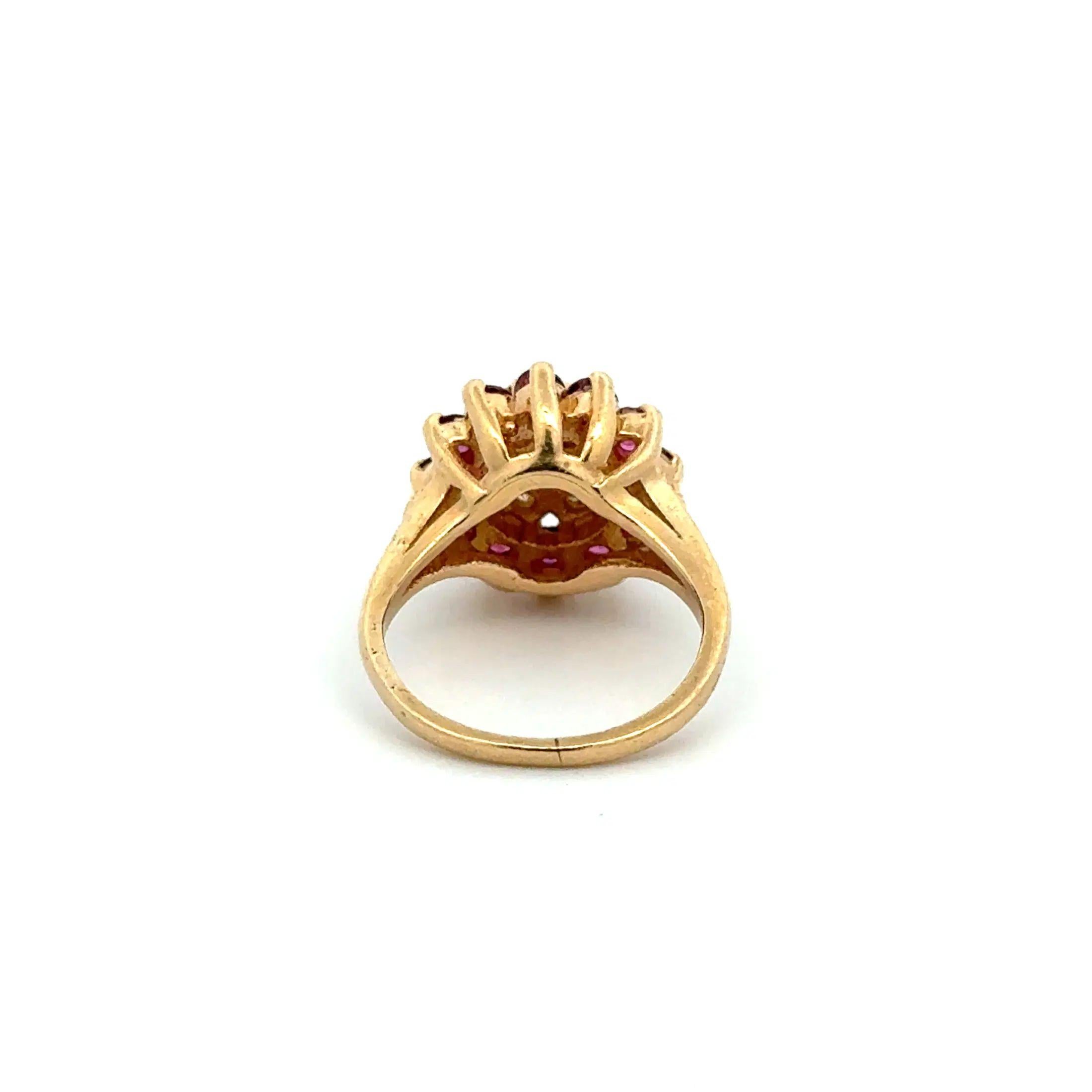 Anello aureola in oro con diamanti e rubini d'epoca In condizioni ottime in vendita a Montreal, QC