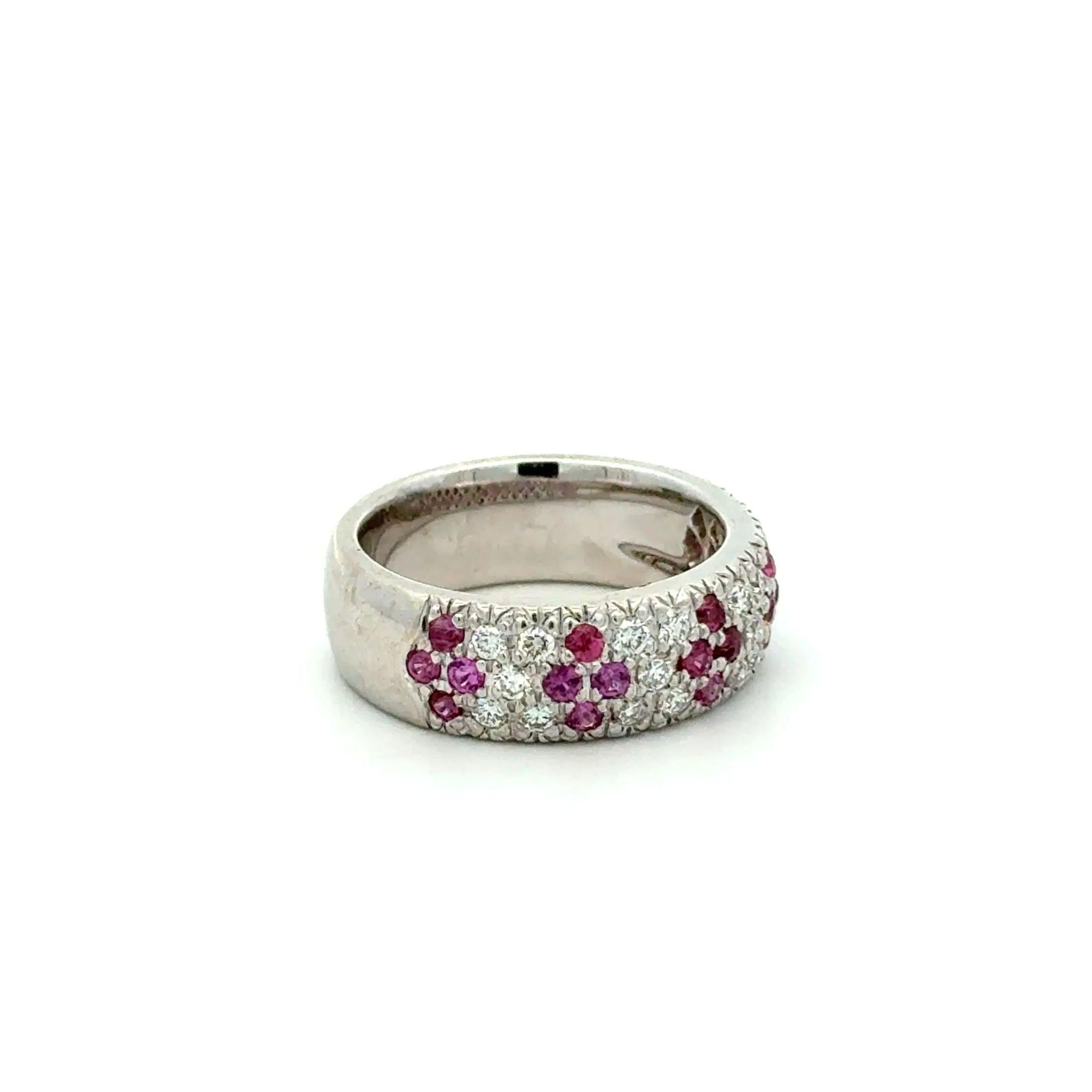 Tout simplement magnifique ! Bague demi-éternité en platine avec rubis et diamants de 7 mm. Serti à la main de rubis, pesant environ 0,75 ctw et de diamants taille brillant, pesant environ 0,65 ctw. Monture en platine fabriquée à la main. Taille de