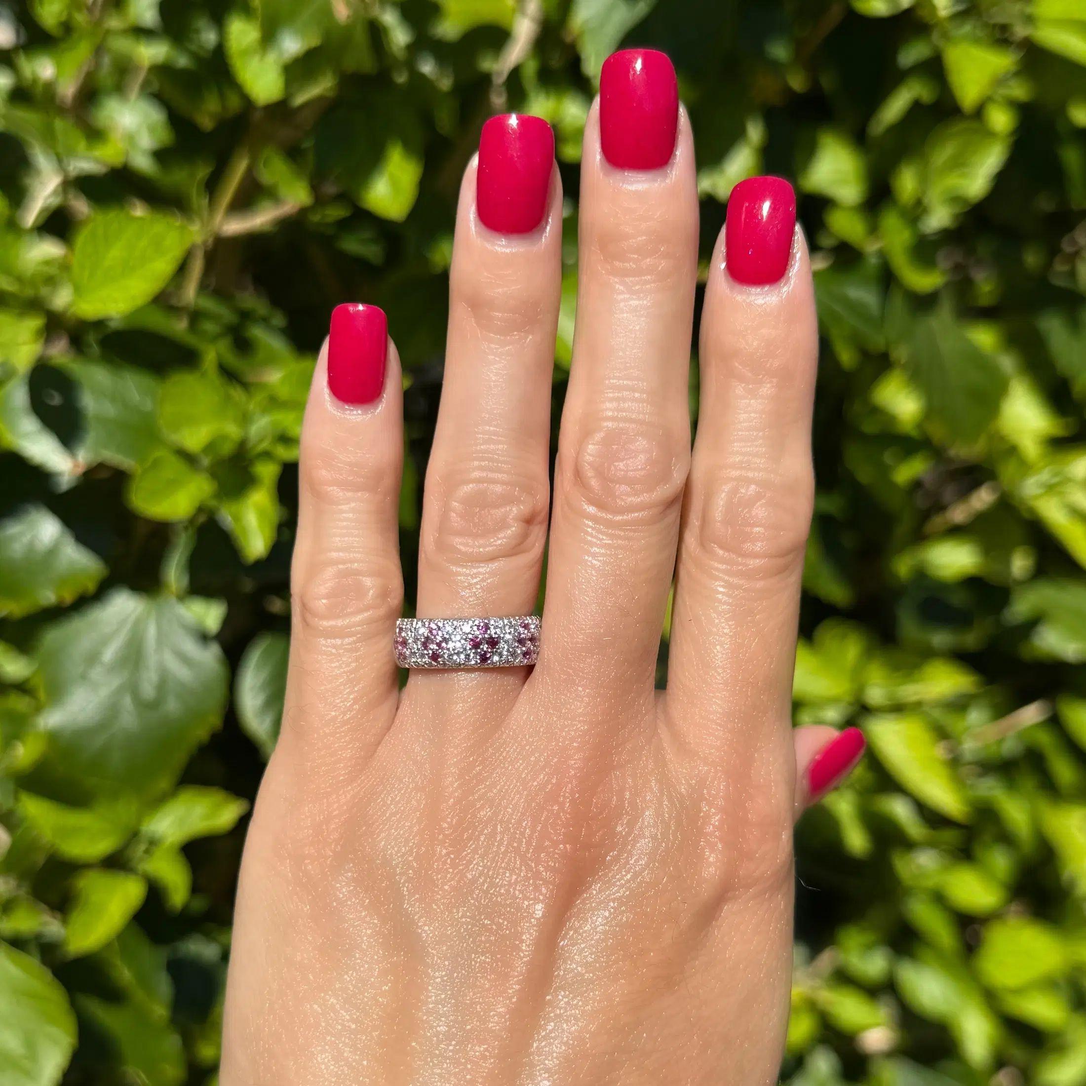 Moderniste Bague demi-éternité en platine avec diamant et rubis de 7 mm de diamètre en vente