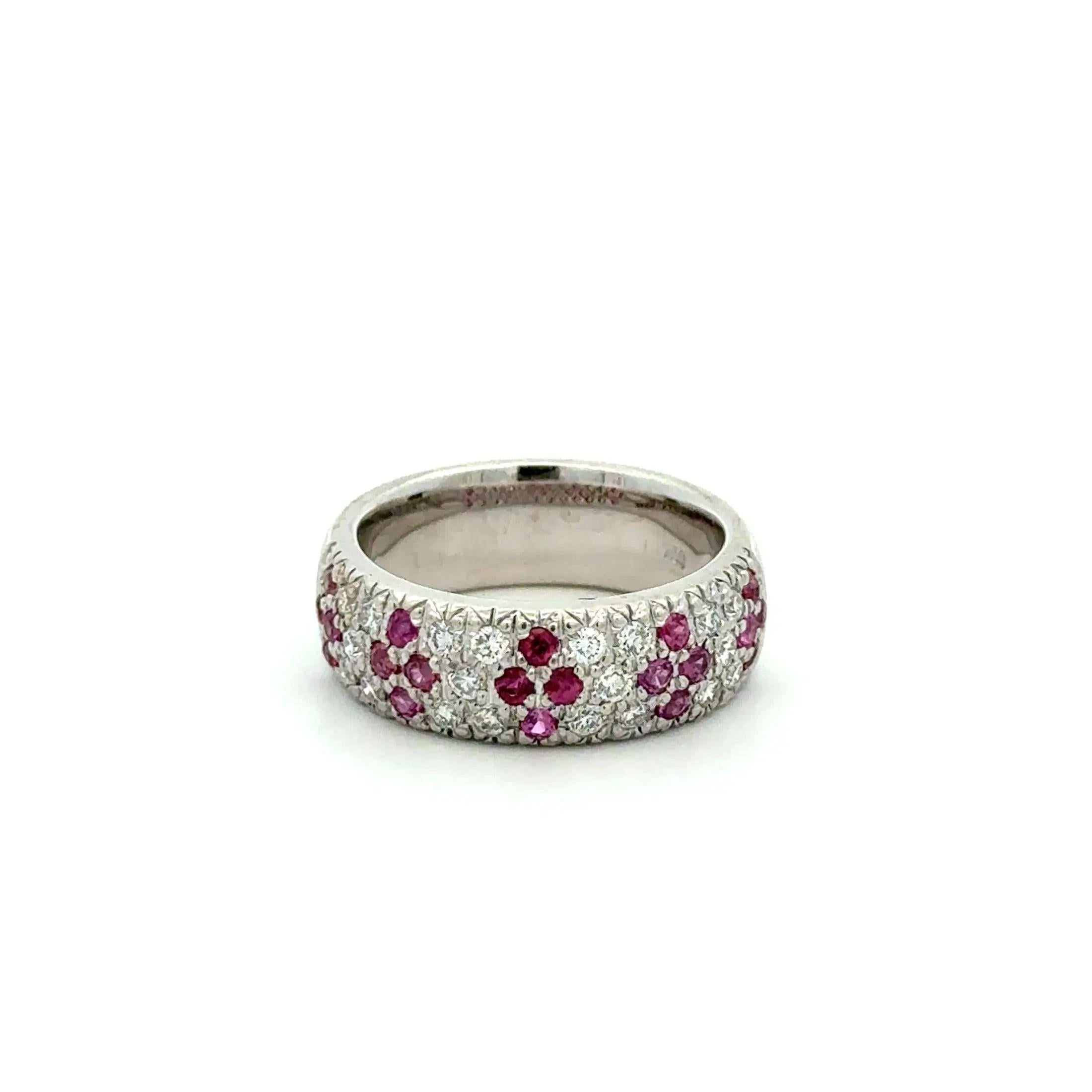 Taille ronde Bague demi-éternité en platine avec diamant et rubis de 7 mm de diamètre en vente