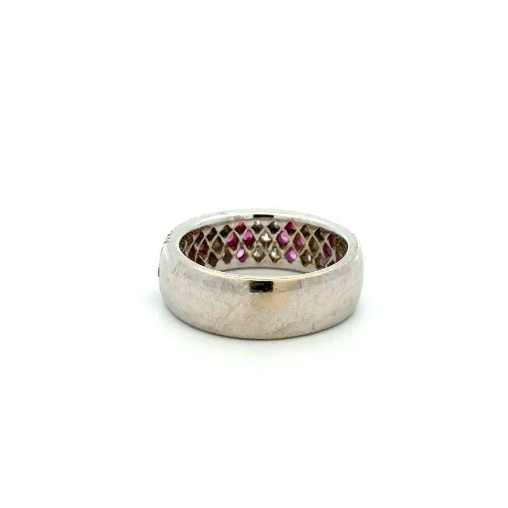 Bague demi-éternité en platine avec diamant et rubis de 7 mm de diamètre Excellent état - En vente à Montreal, QC
