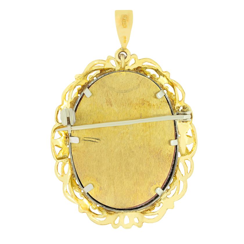 Dieser charmante Vintage-Anhänger zeigt das Porträt einer mit Diamanten verzierten Dame. Der Anhänger ist aus 18 Karat Gelbgold gefertigt und mit einem dekorativen Rahmen versehen, der das Porträt umgibt. Die Diamanten sind als schöne Details in das