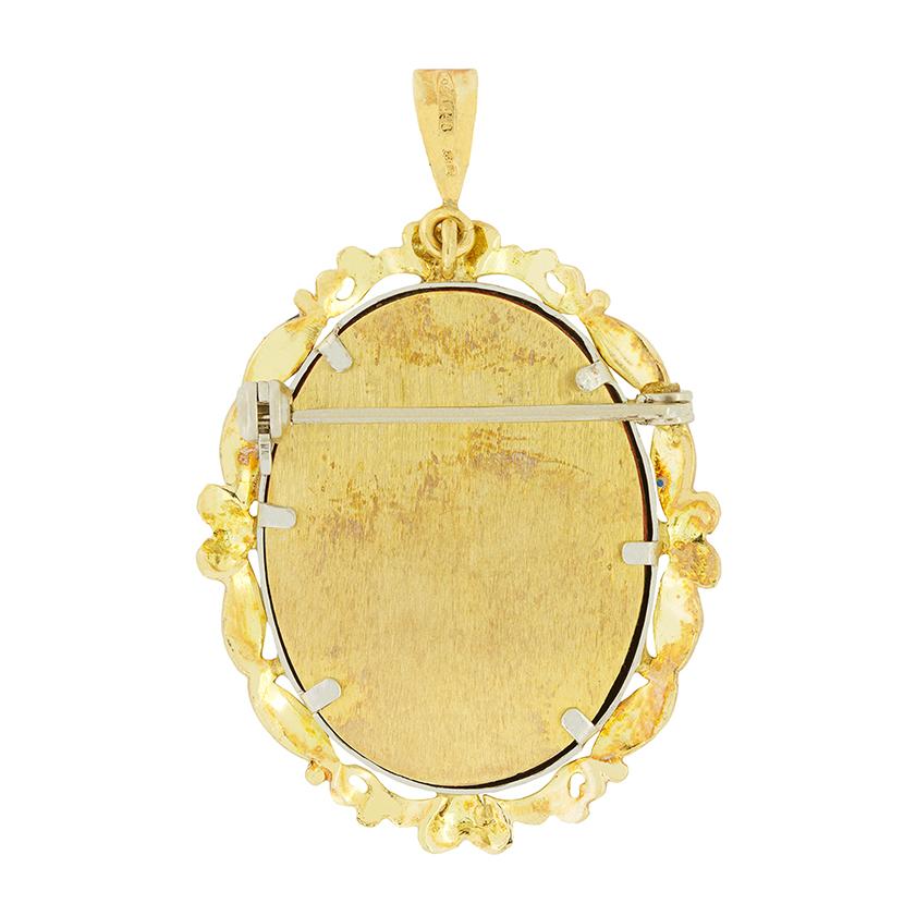 Questo delizioso ciondolo-ritratto è stato realizzato nel 1981 e presenta l'immagine di una signora adornata con diamanti e rubini. Il ciondolo è realizzato in oro giallo a 18 carati con una cornice decorativa che circonda il ritratto accentuato da