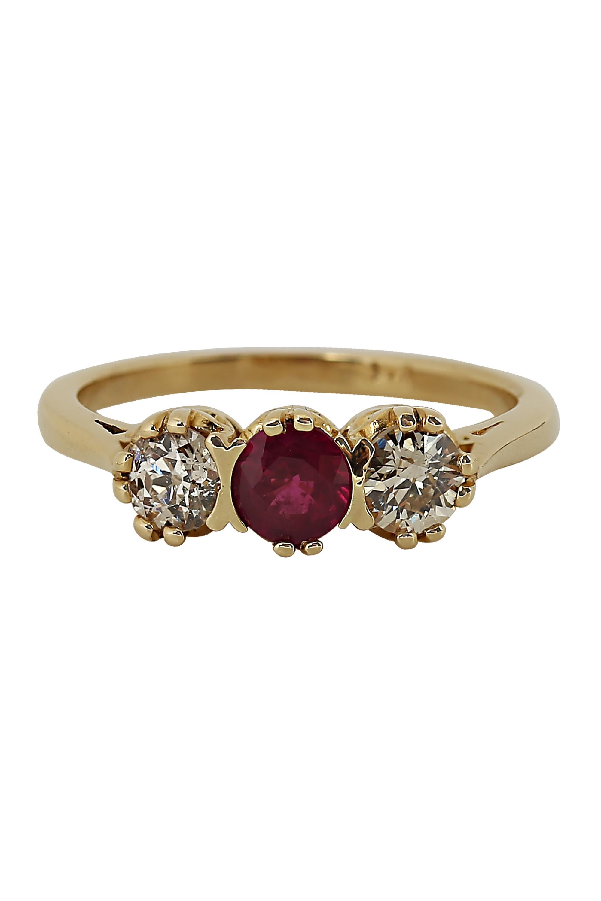 Taglio rotondo Anello a tre pietre con diamanti e rubini d'epoca in vendita