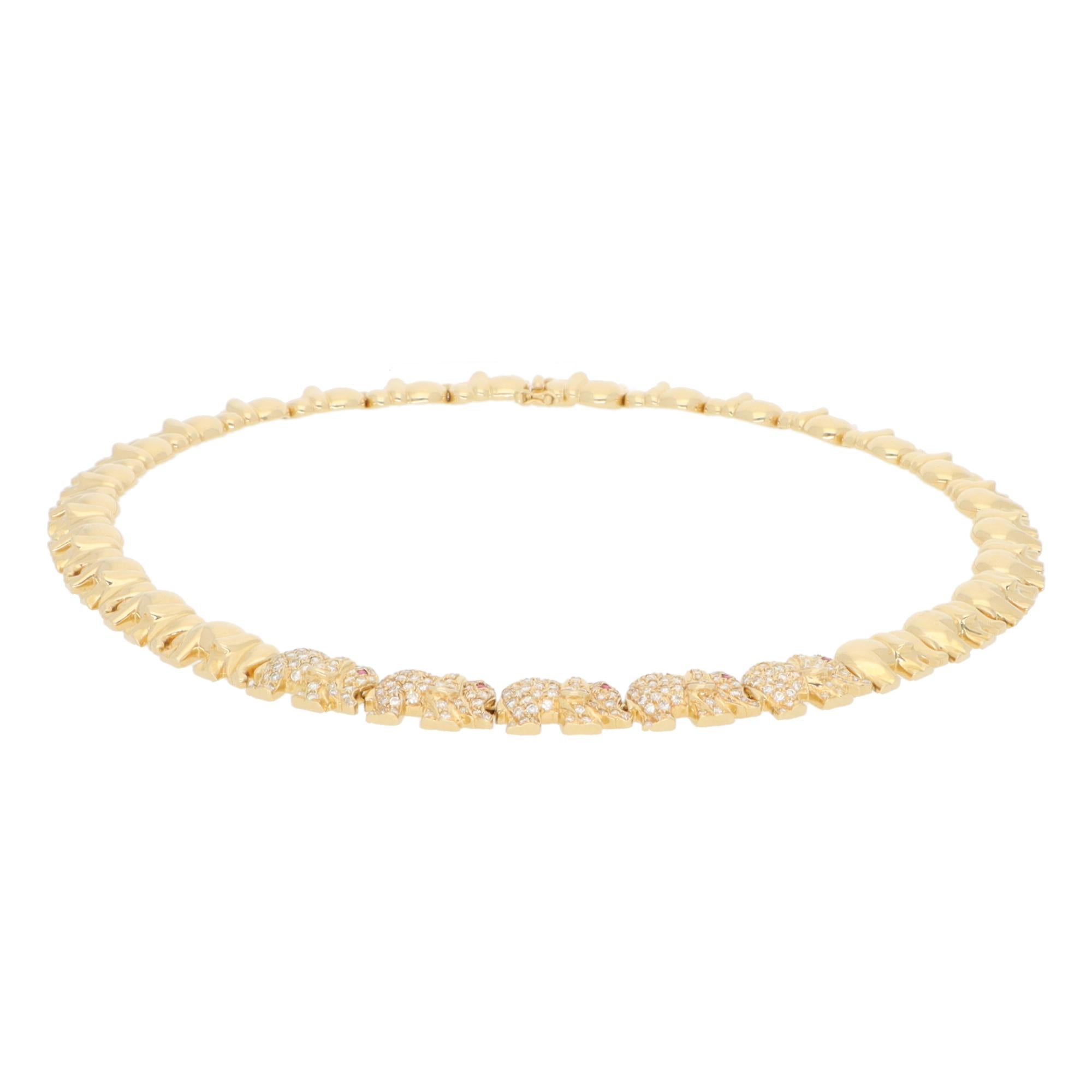Eine atemberaubende Vintage-Diamant und Rubin Walking Elefant Halskette in massivem 18k Gelbgold gesetzt.

Die Halskette besteht aus 29 wunderschön gearbeiteten schreitenden Elefanten. Die 5 Elefanten in der Mitte sind mit 215 runden Diamanten im